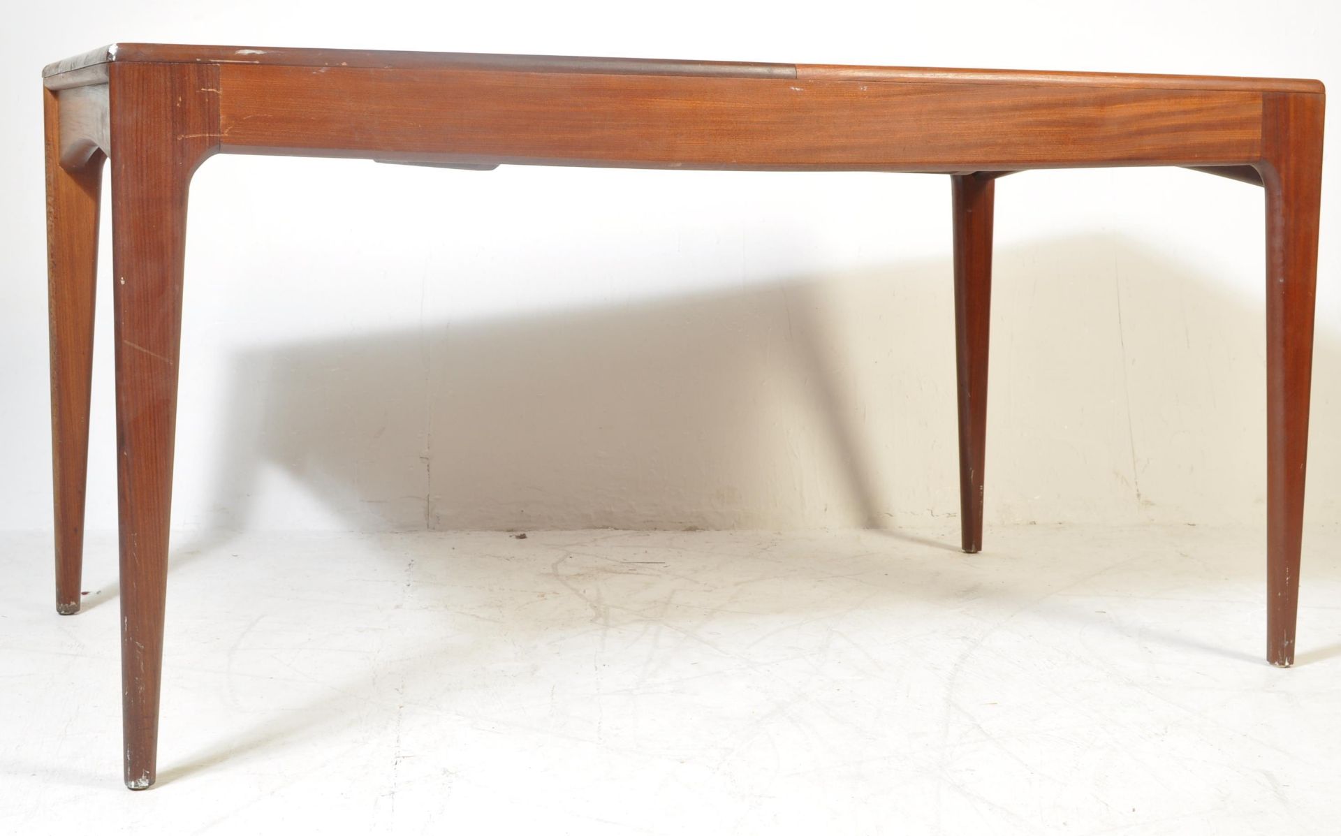 MID 20TH CENTURY TEAK WOOD EXTENDING DING TABLE