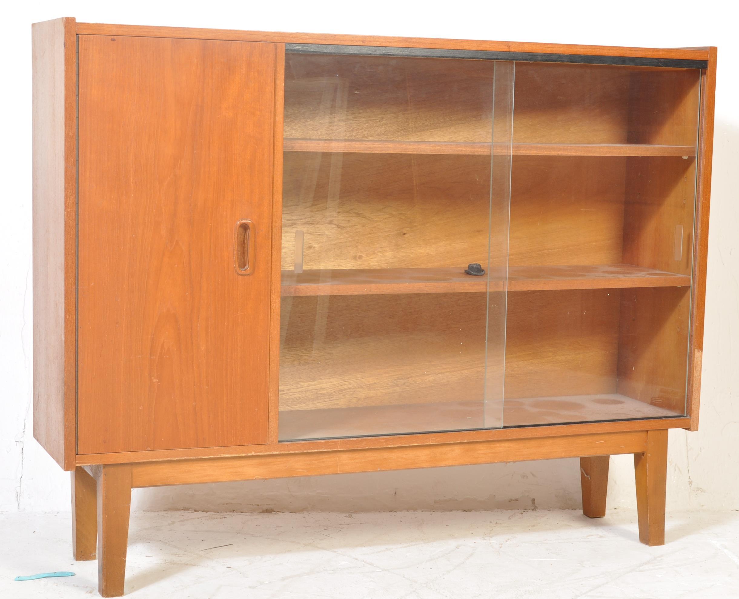 MID 20TH CENTURY TEAK WOOD AND GLASS BOOKCASE / DISPLAY CABINET