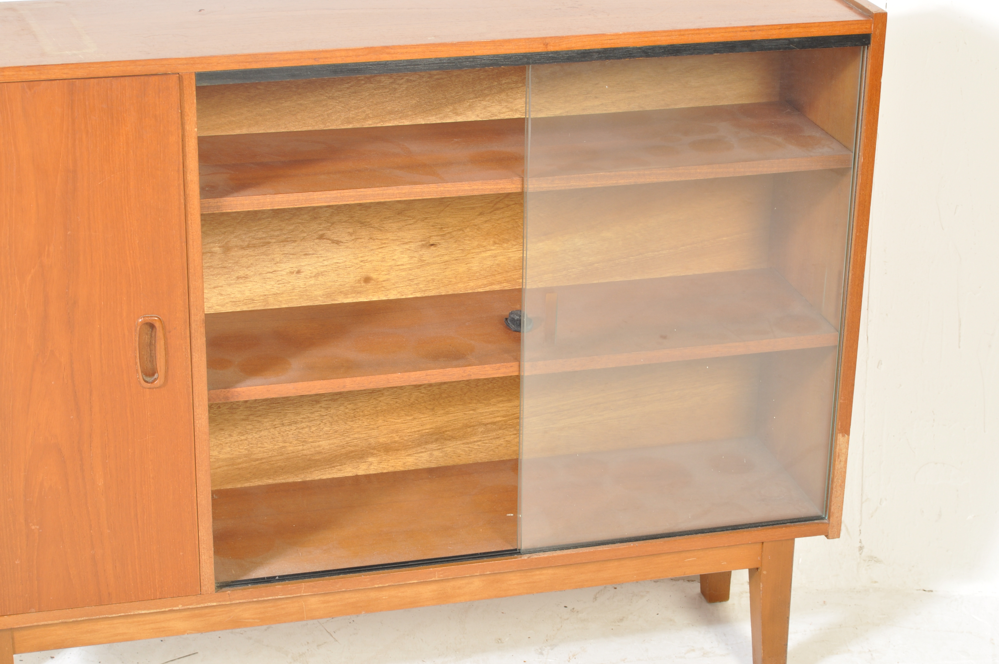 MID 20TH CENTURY TEAK WOOD AND GLASS BOOKCASE / DISPLAY CABINET - Image 5 of 6