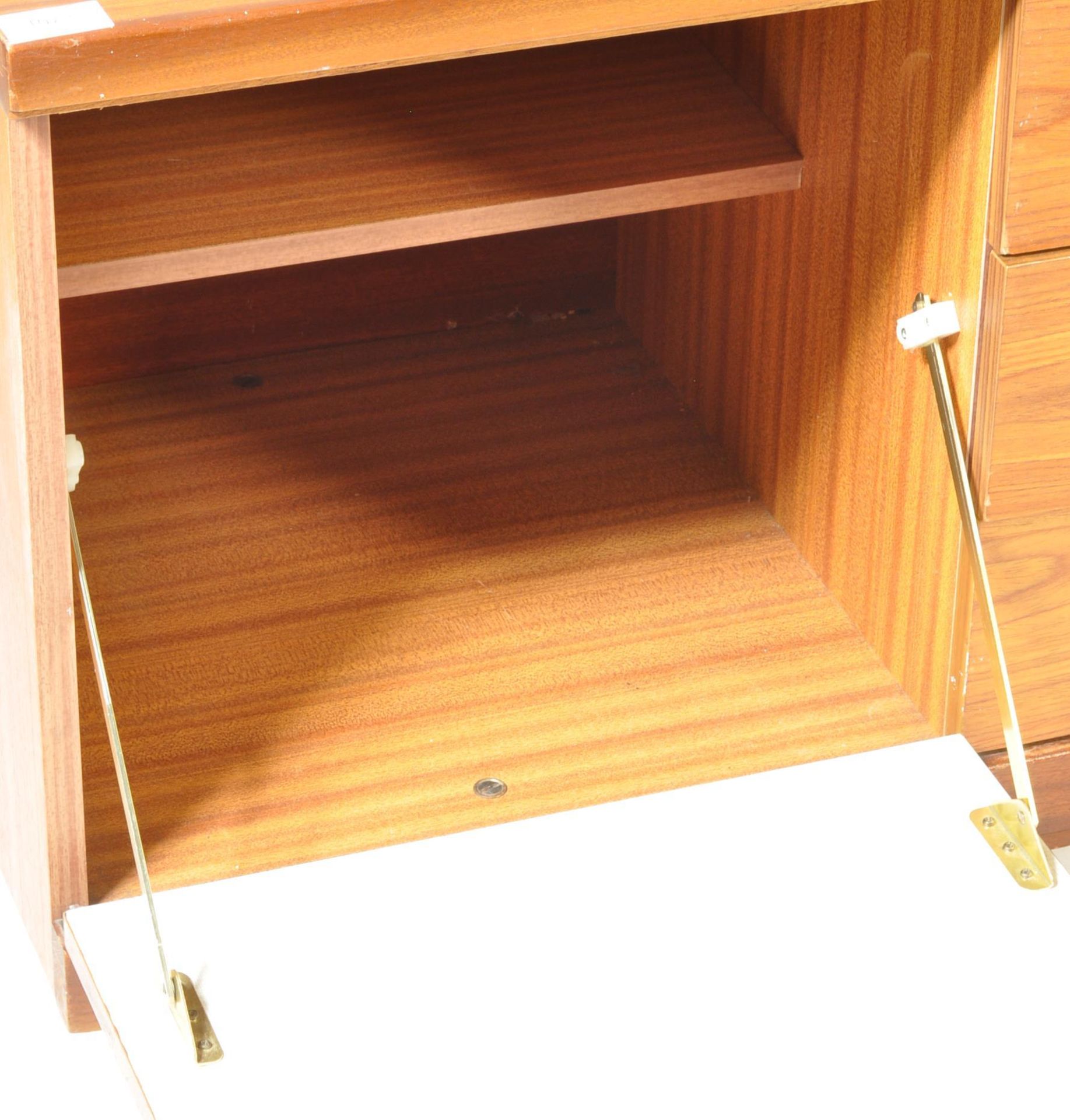 MID 20TH CENTURY TEAK WOOD SIDEBOARD CREDENZA - Image 4 of 8