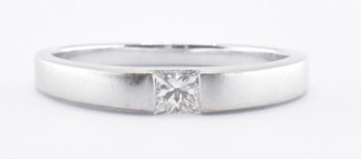 18CT WHITE GOLD & DIAMOND RING