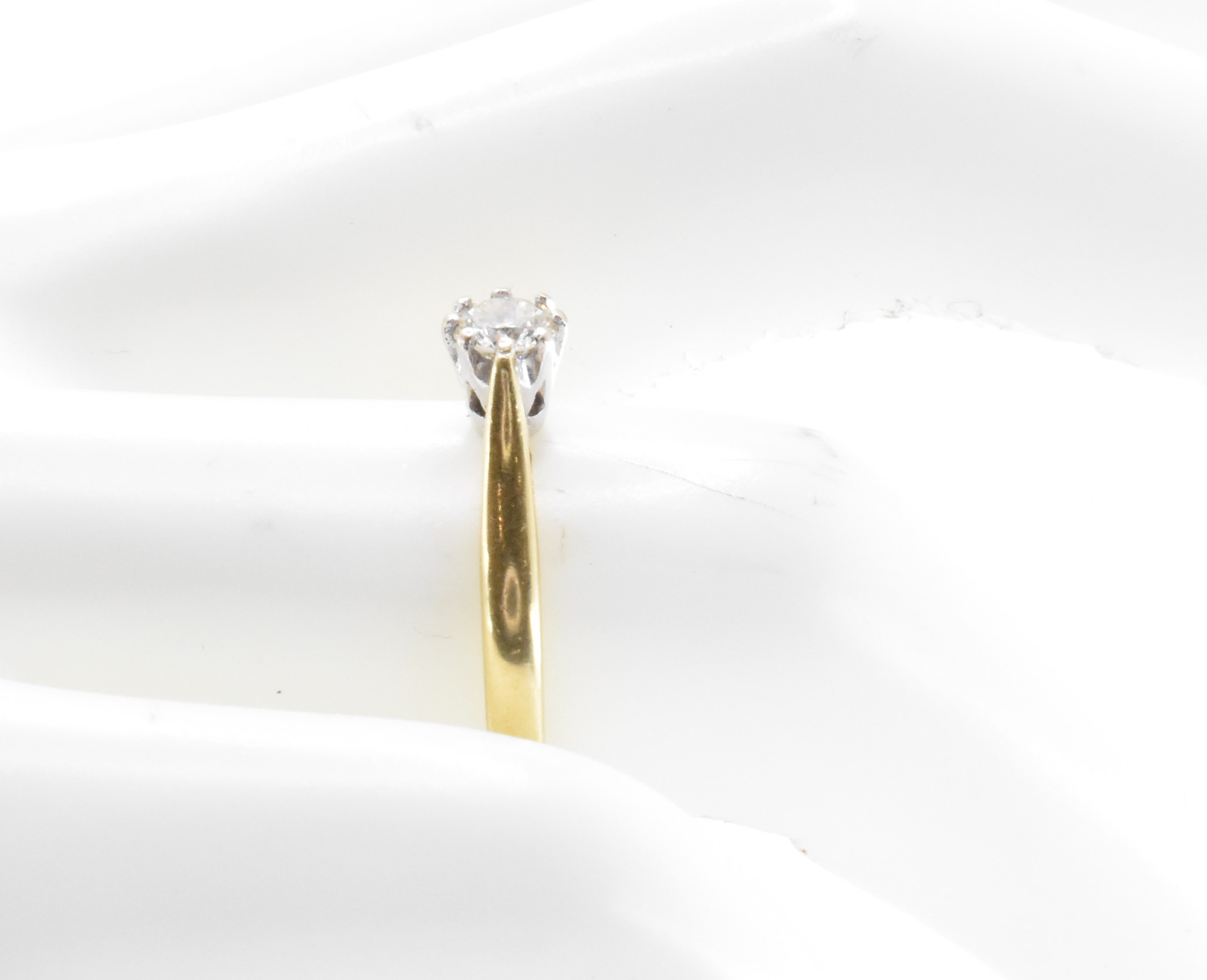 HALLMARKED 18CT GOLD & DIAMOND SOLITAIRE RING - Image 5 of 6