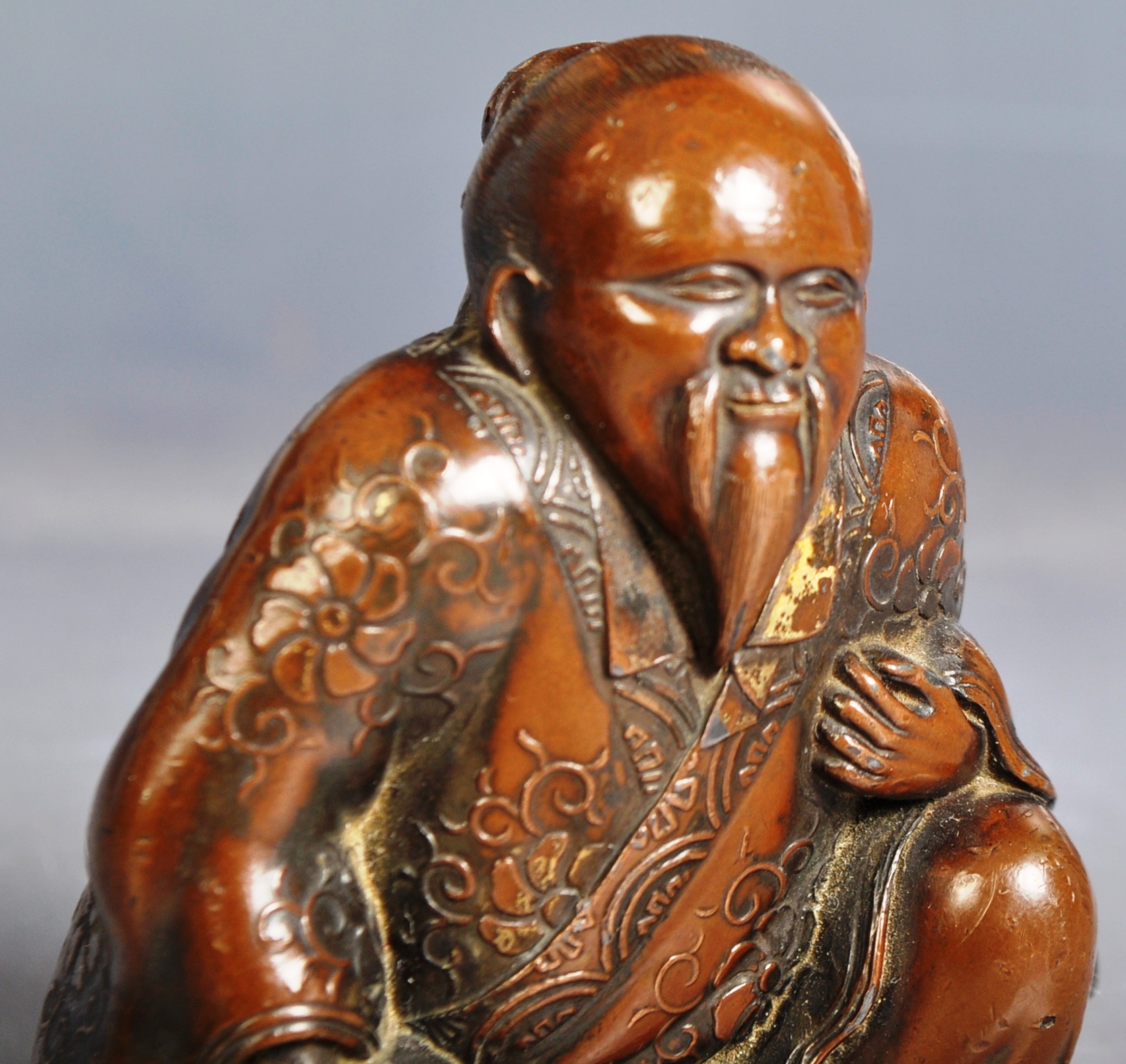 19TH CENTURY CHINESE BRONZE FIGURINE OF AN ELDER - Image 3 of 7