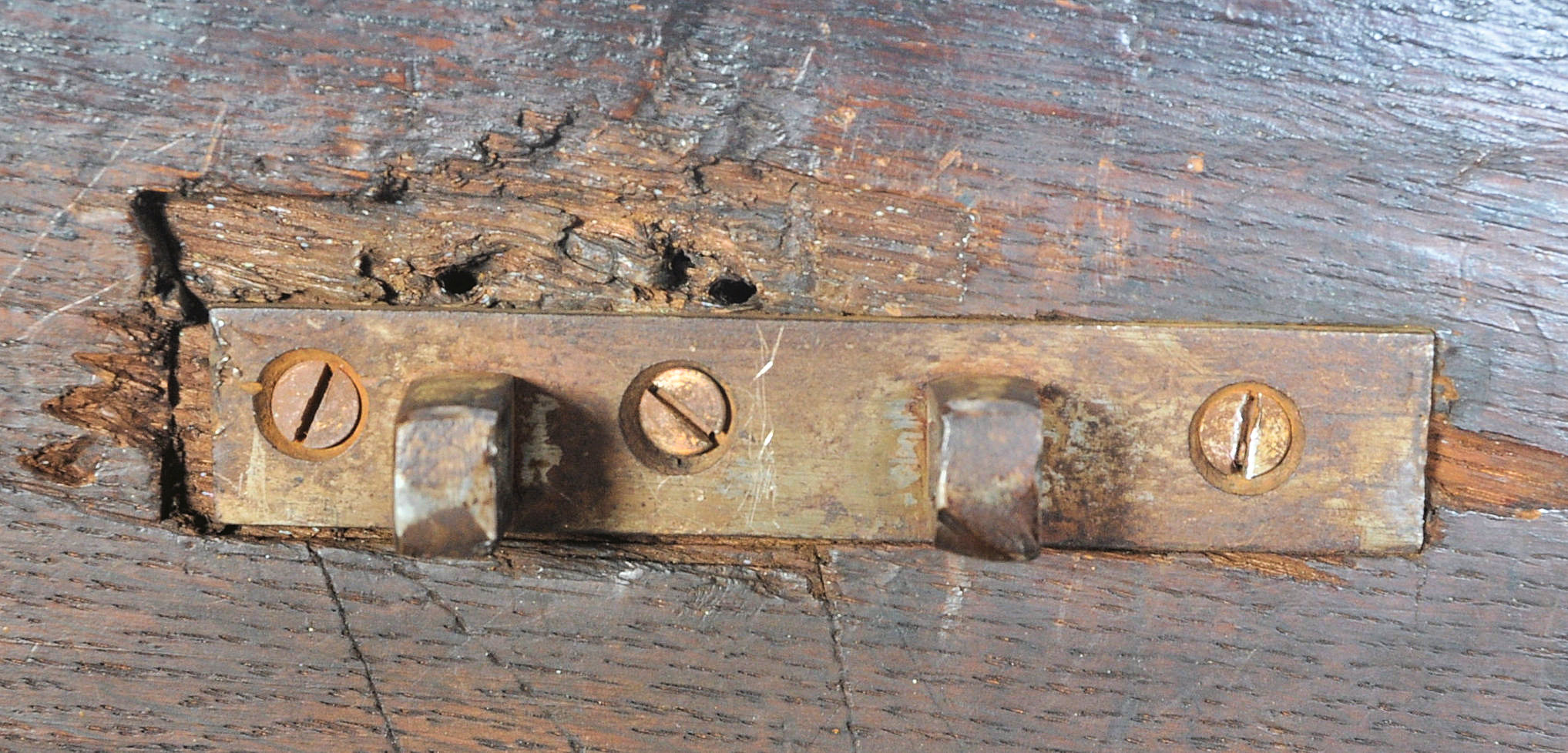 18TH CENTURY OAK COFFER WITH CARVED FIELDED PANELS - Image 8 of 19