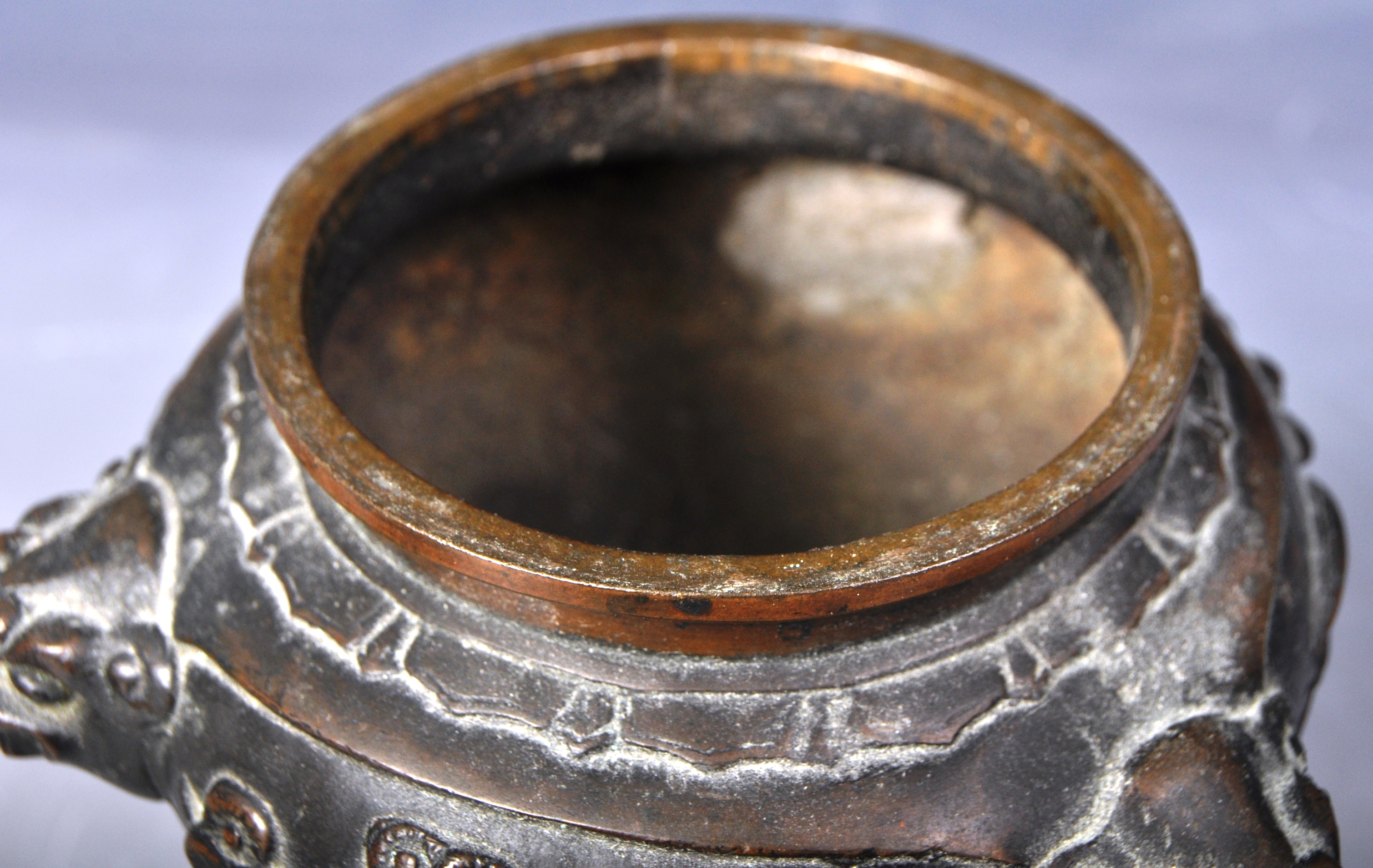 19TH CENTURY CHINESE BRONZE TRIPOD CENSER BOWL - Image 4 of 7