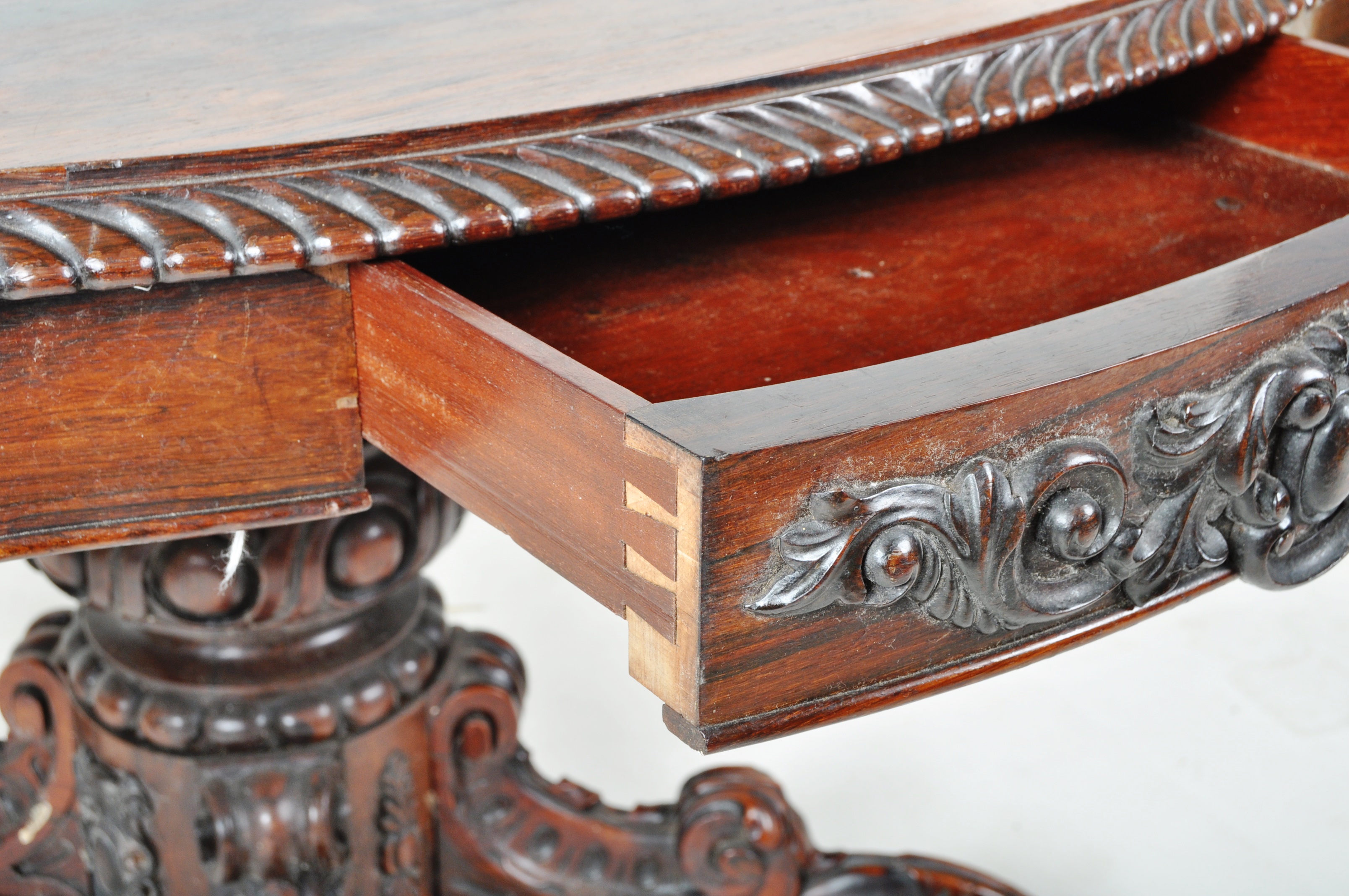 19TH CENTURY ROSEWOOD SERPENTINE CENTRE TABLE - Image 4 of 6