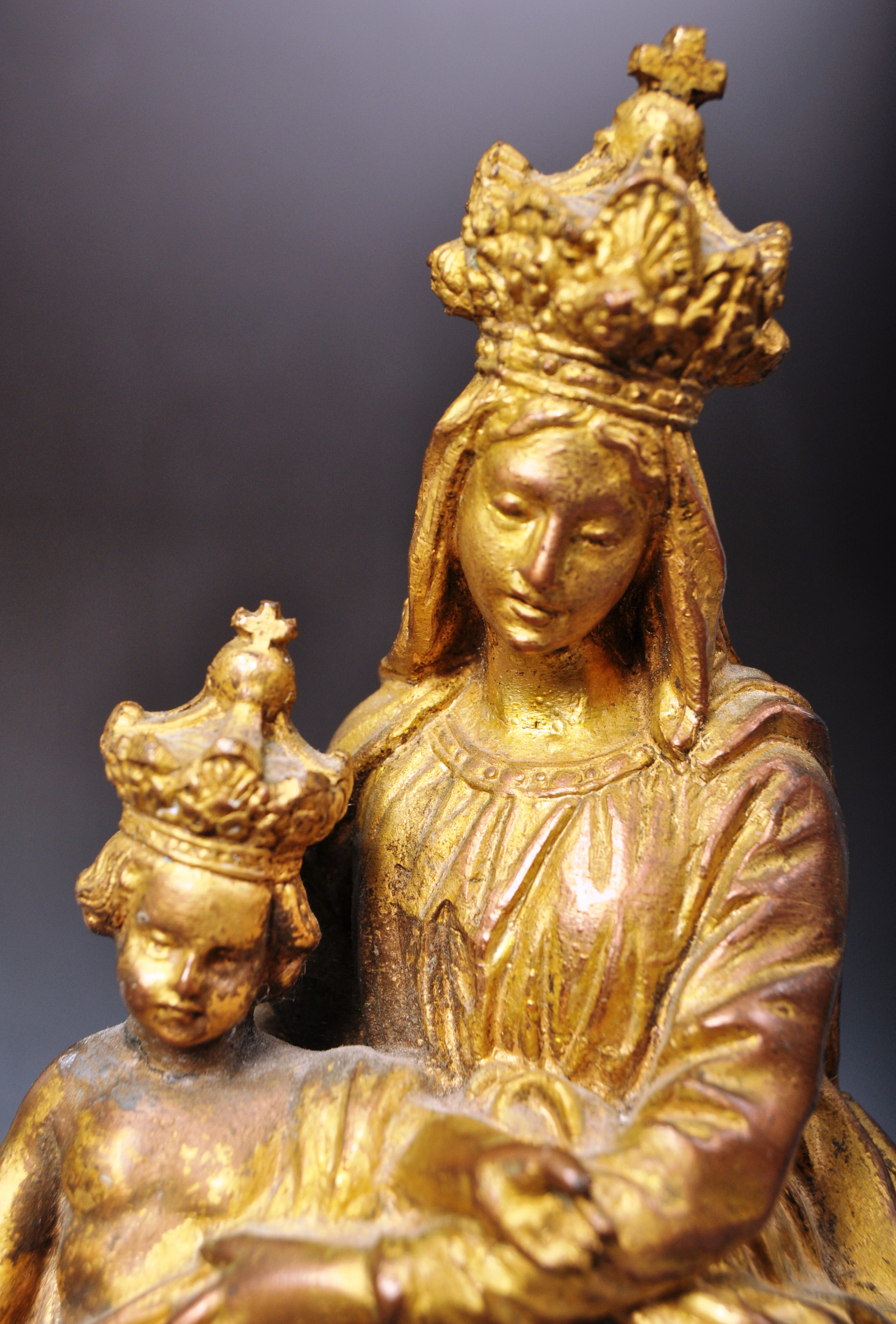 19TH CENTURY VICTORIAN ORMOLU BRONZE FIGURE OF MADONNA AND CHILD - Image 2 of 6