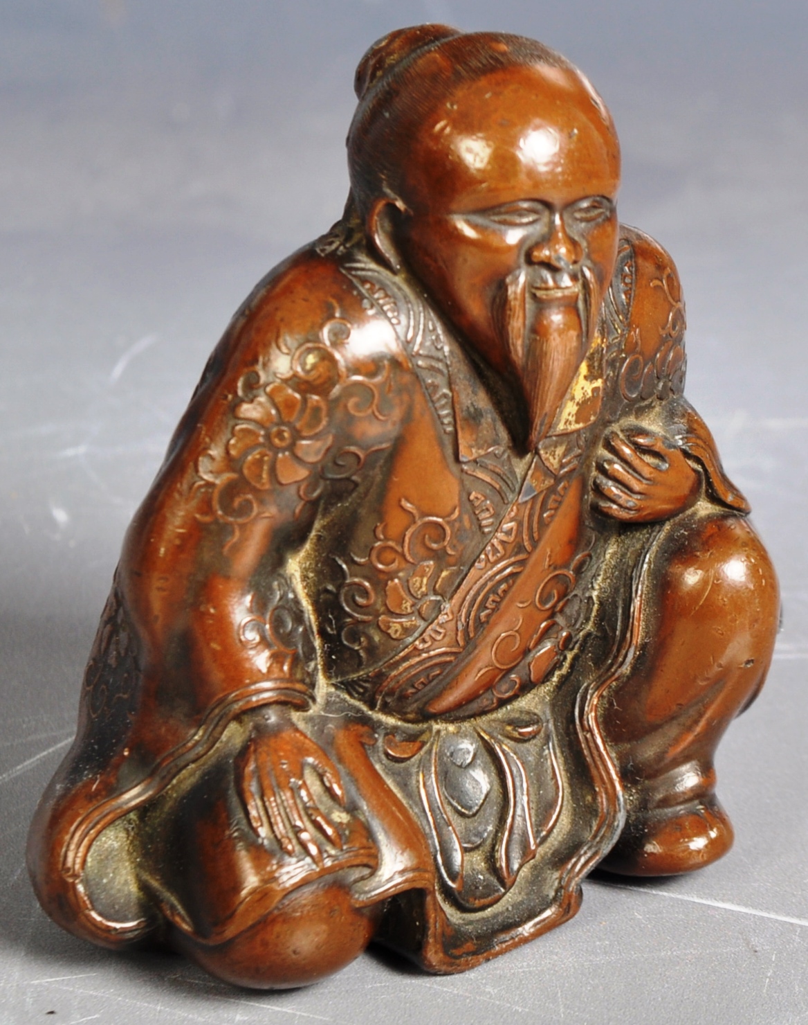 19TH CENTURY CHINESE BRONZE FIGURINE OF AN ELDER - Image 2 of 7