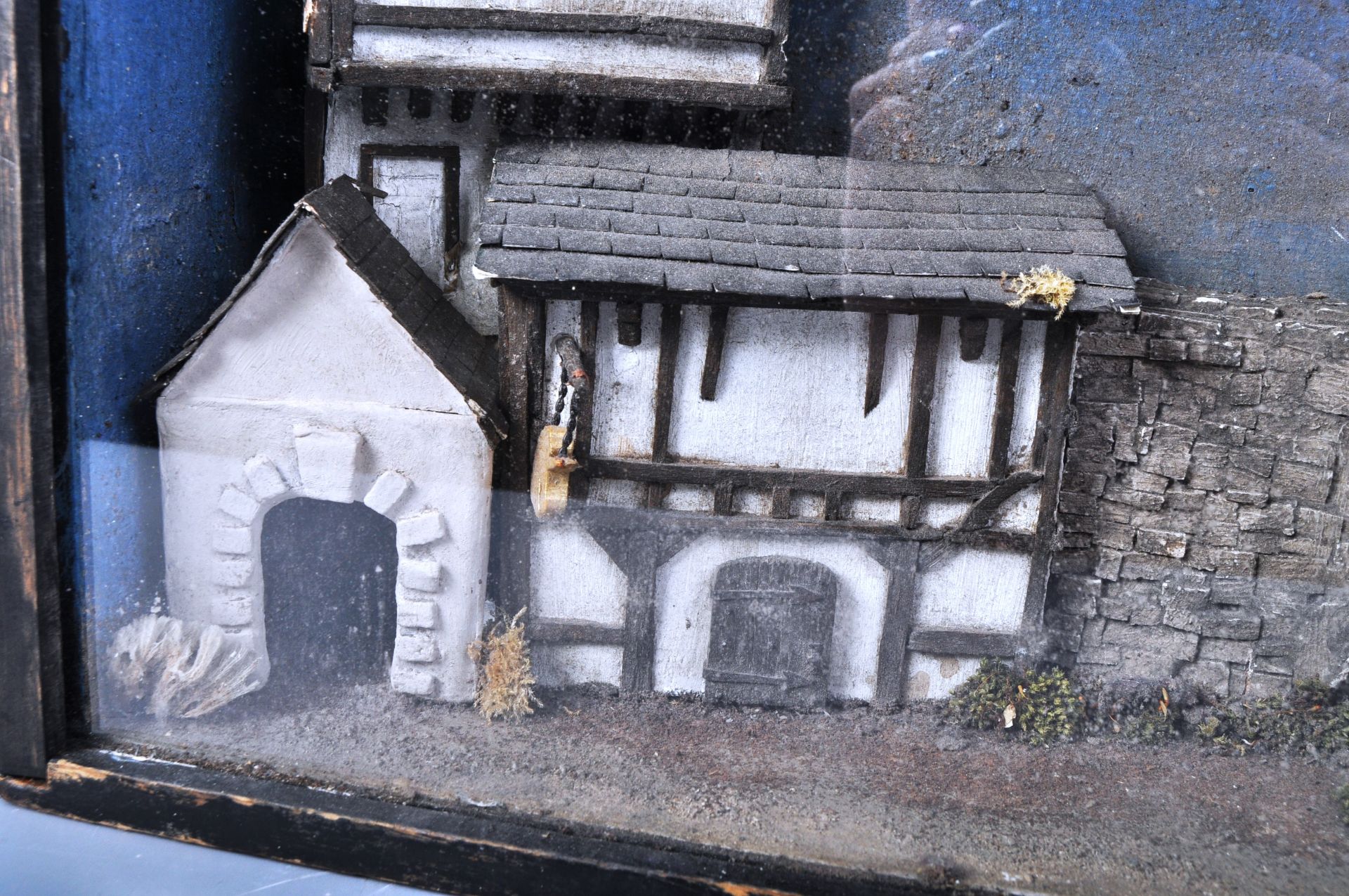 EARLY 20TH CENTURY GLASS CASED STREET SCENE - Image 3 of 6