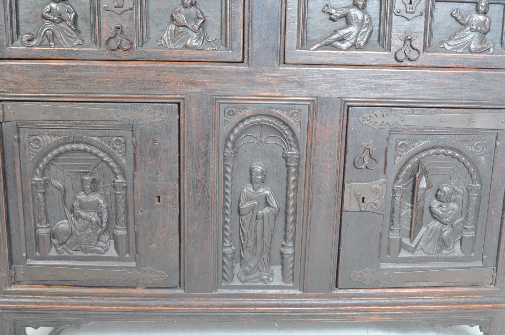 19TH CENTURY VICTORIAN HEAVILY CARVED OAK COURT CUPBOARD - Bild 9 aus 15