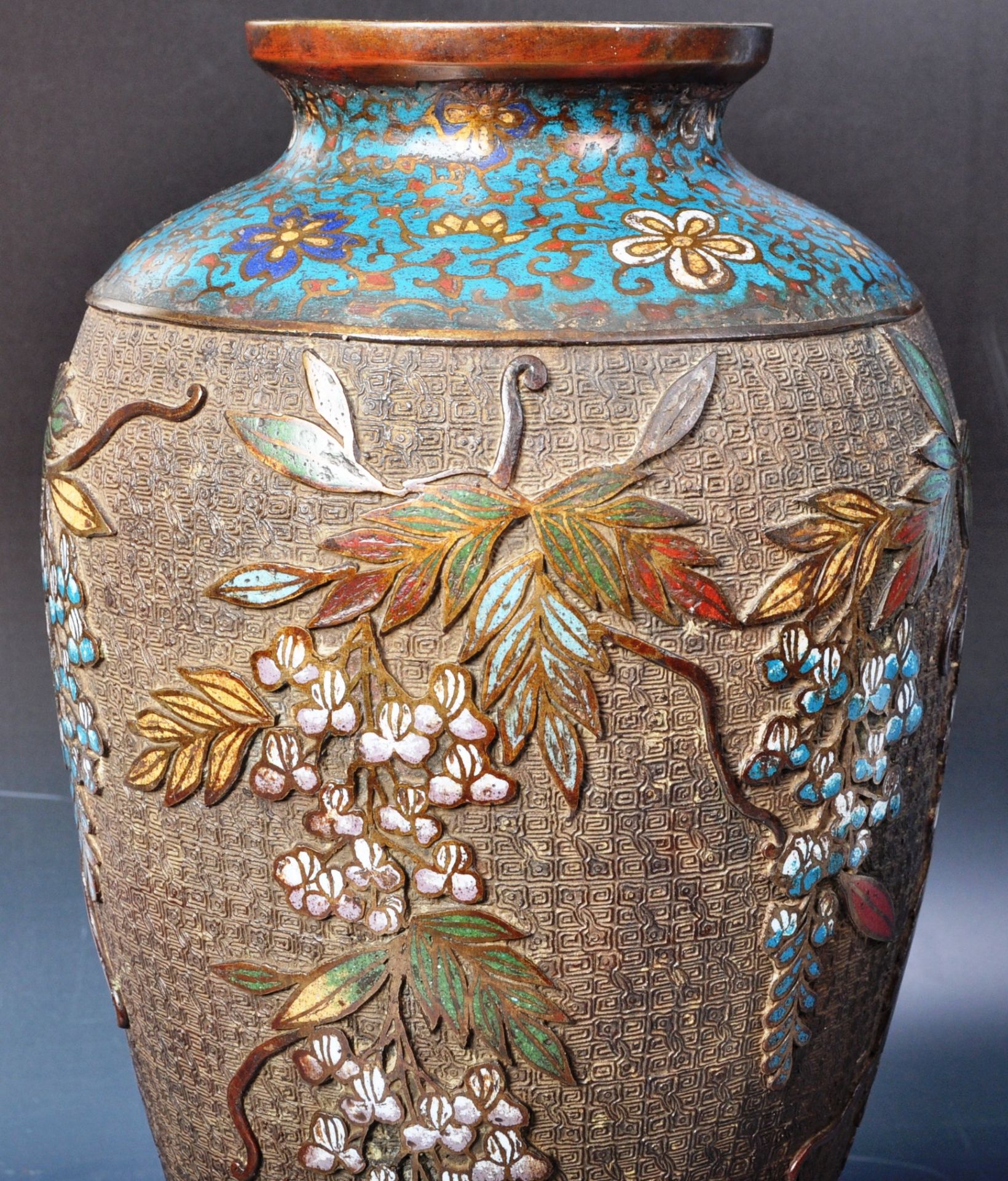 LARGE 19TH CENTURY JAPANESE WISTERIA CLOISONNE BRONZE VASE - Image 3 of 10