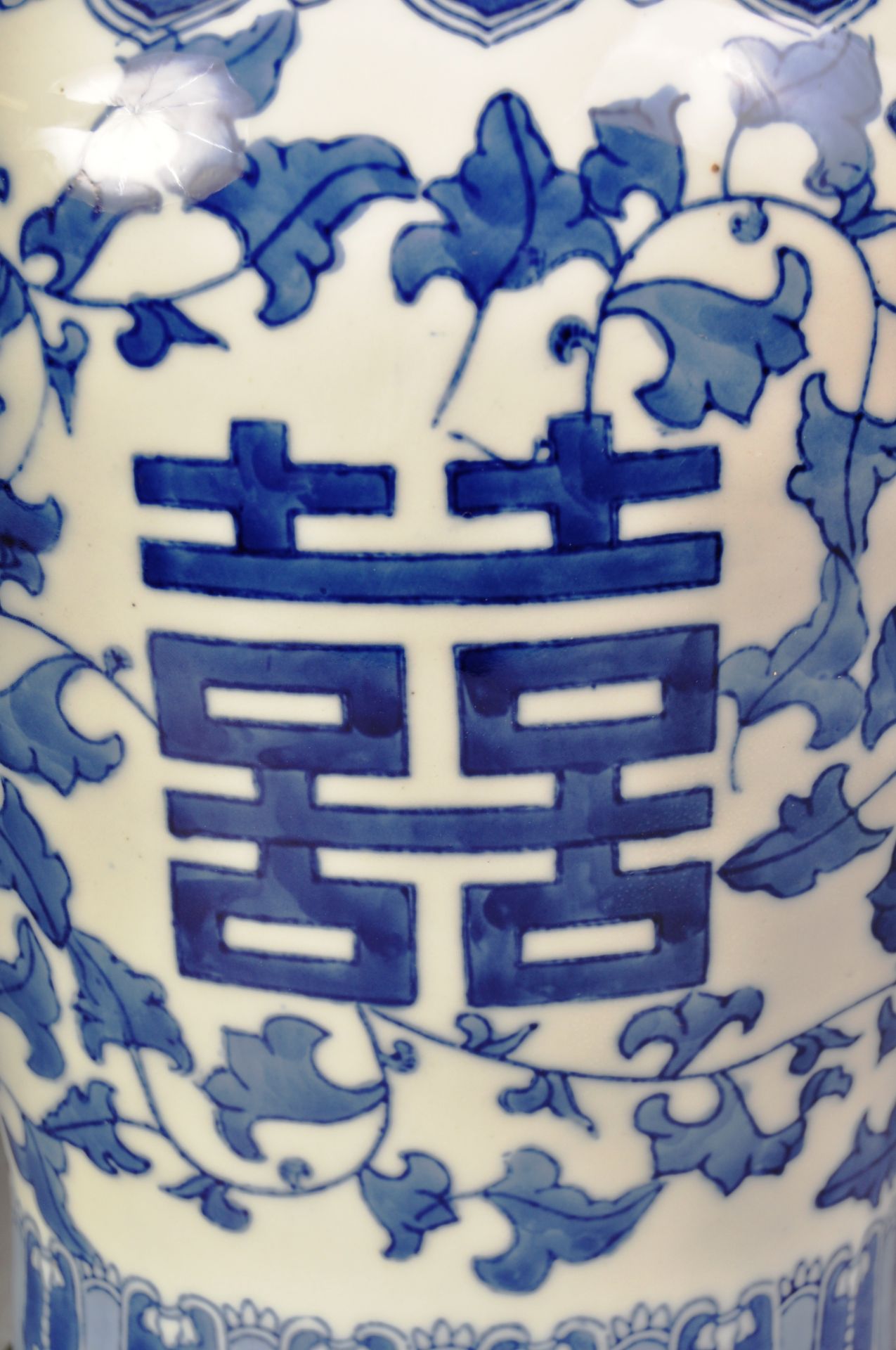 20TH CENTURY CHINESE BLUE AND WHITE POCELAIN VASE / LAMP - Bild 2 aus 7