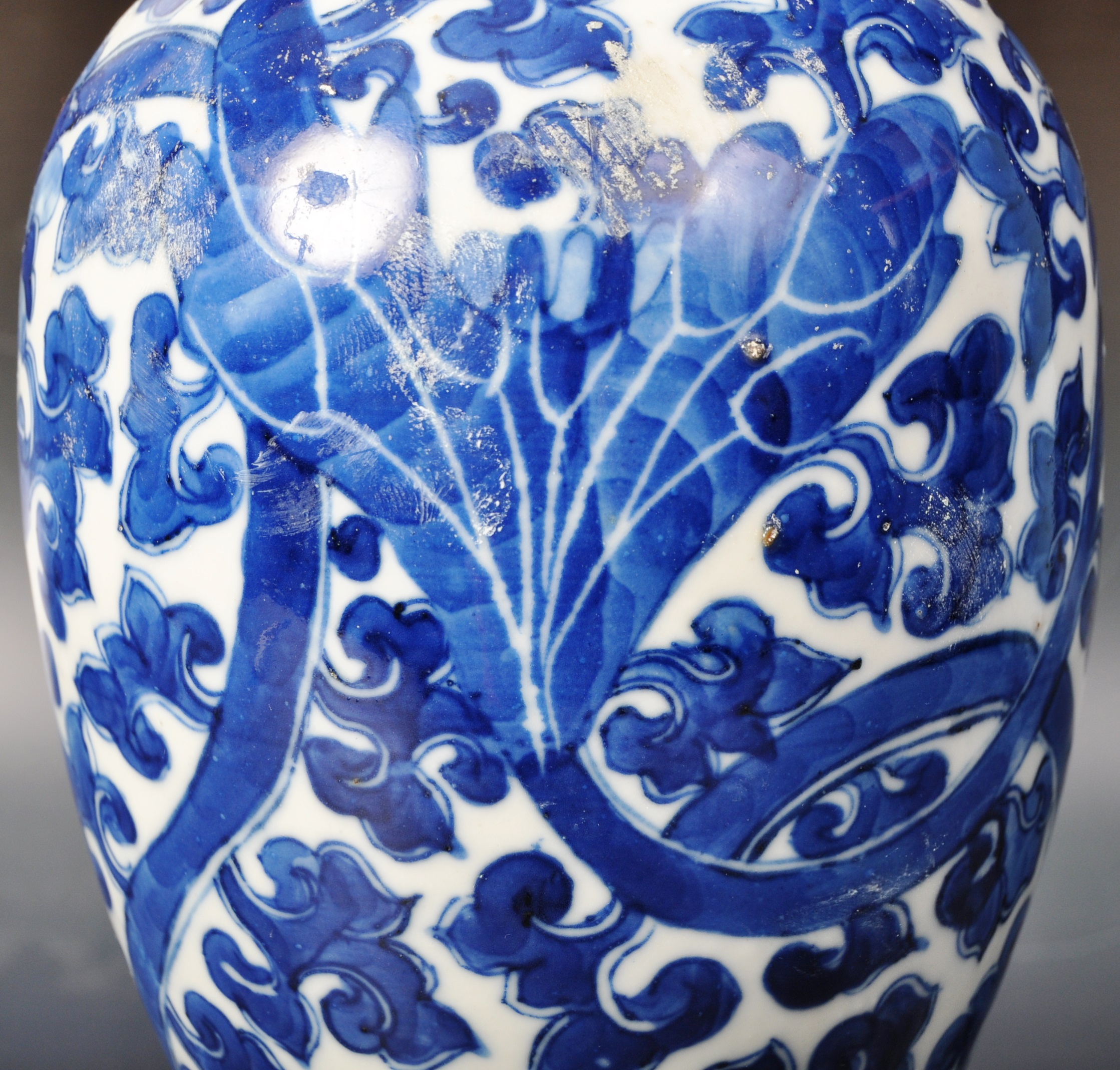 19TH CENTURY CHINESE KANGXI MARKED BLUE AND WHITE VASE - Image 5 of 7