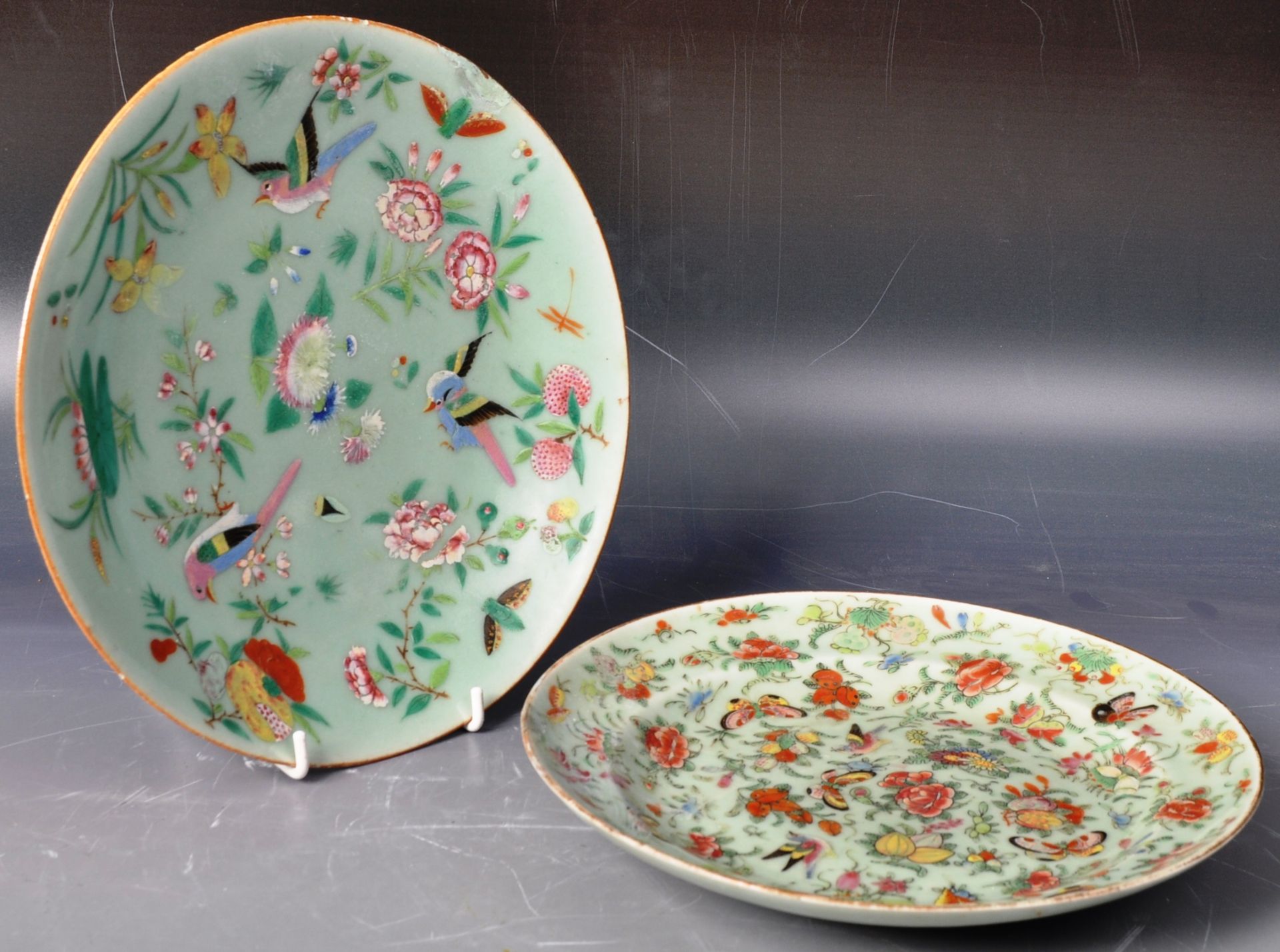 PAIR OF 19TH CENTURY CHINESE ENAMEL CANTON CELADON GROUND PLATES - Bild 2 aus 11