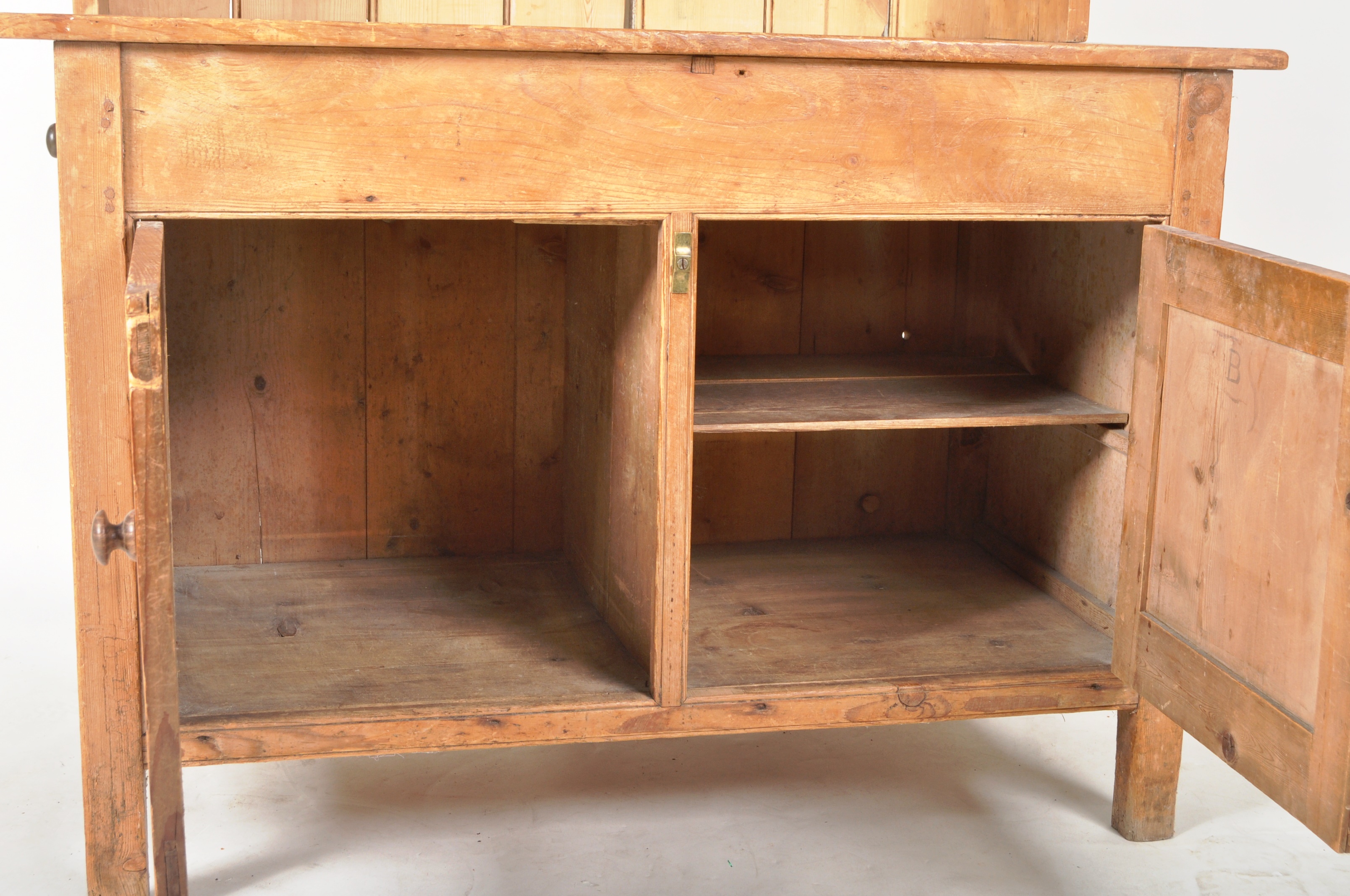 19TH CENTURY VICTORIAN KITCHEN PINE DRESSER - Image 4 of 5