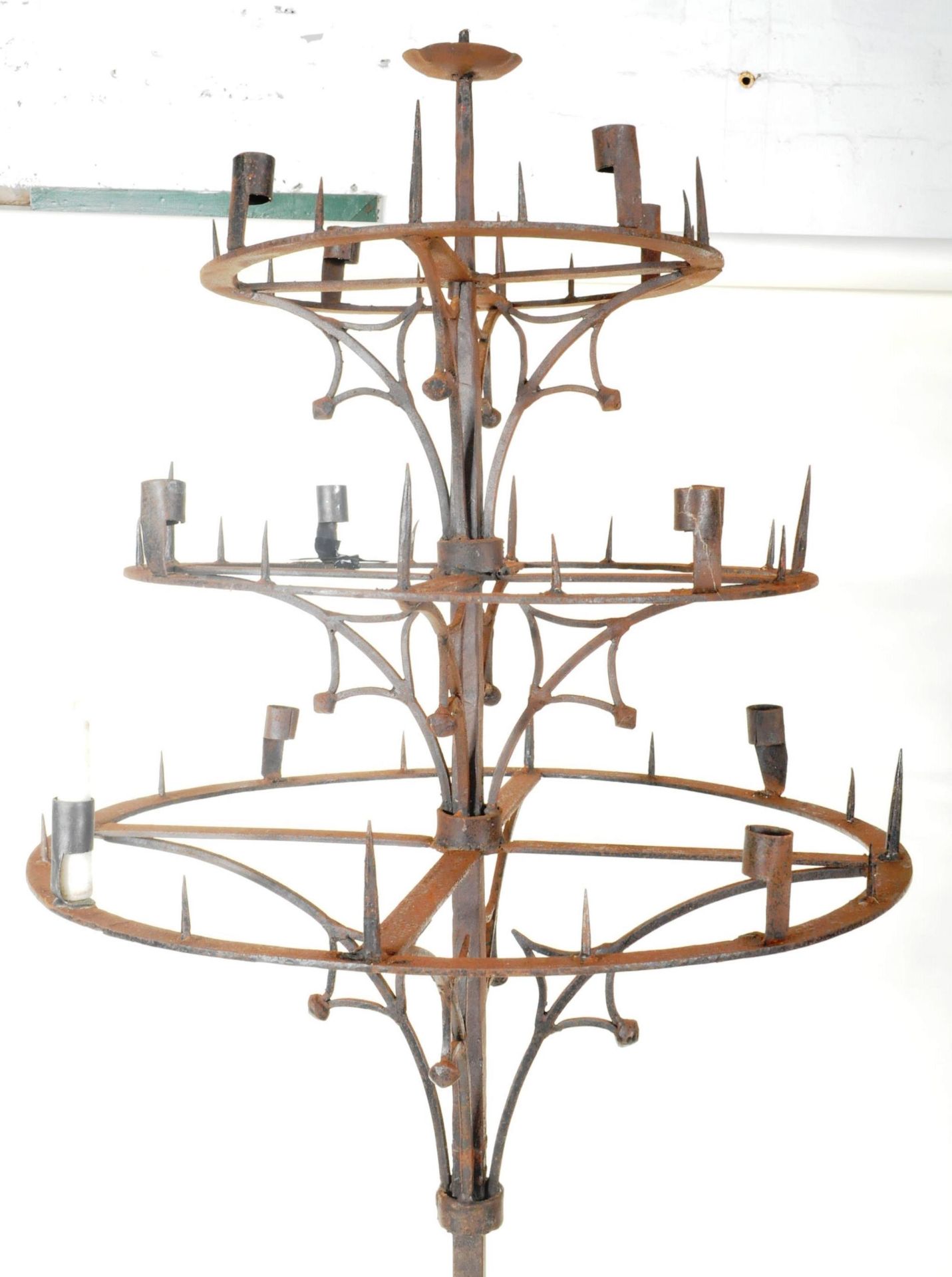 LARGE 20TH CENTURY GOTHIC WROUGHT IRON THREE-TIER CANDELABRUM - Bild 3 aus 6