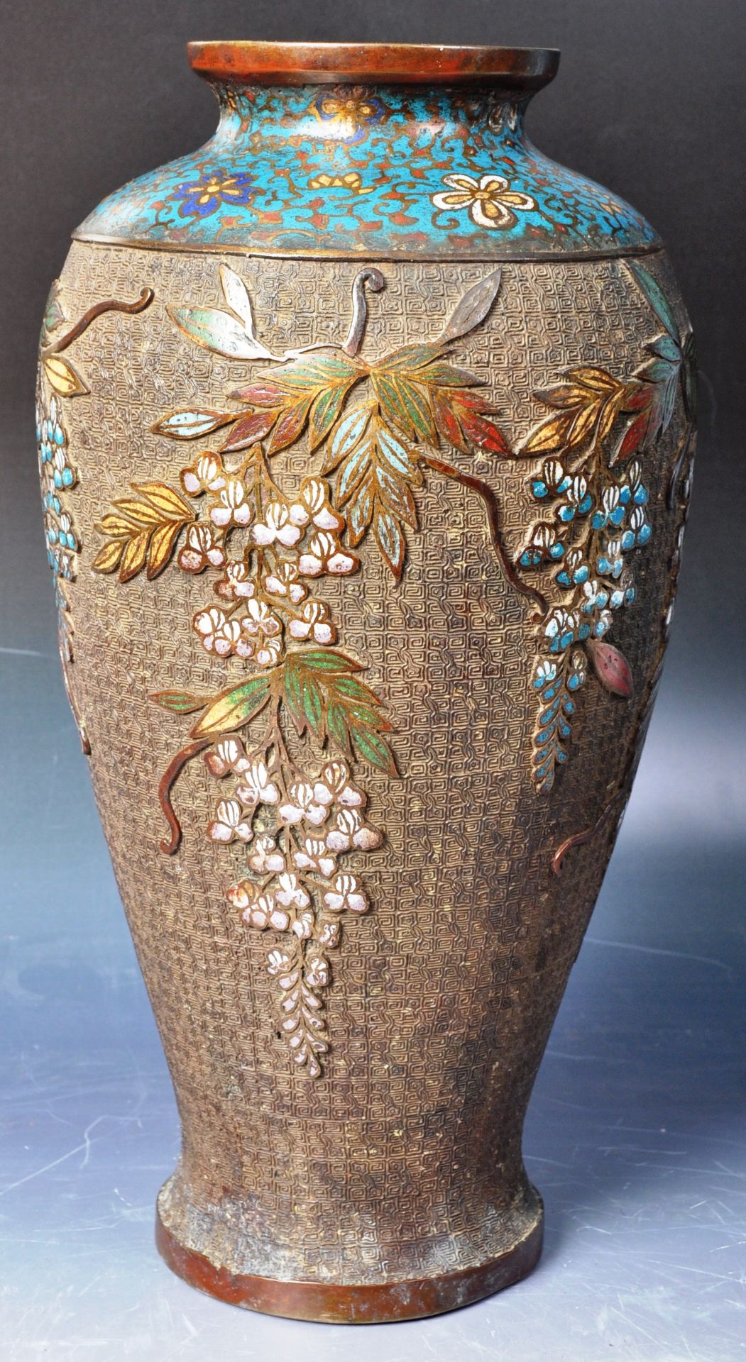 LARGE 19TH CENTURY JAPANESE WISTERIA CLOISONNE BRONZE VASE - Image 2 of 10