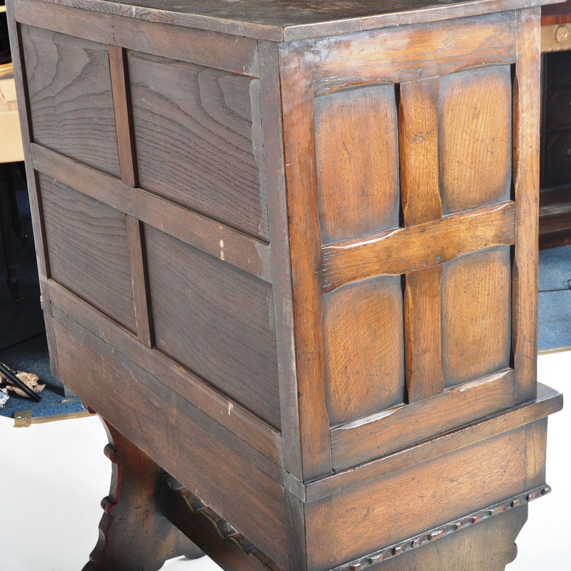 1940'S SPANISH CARVED OAK CUPBOARD WITH PAINTED DETAILING - Bild 13 aus 13