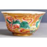 19TH CENTURY CHINESE PORCELAIN FOO DOG WUCAI TEABOWL