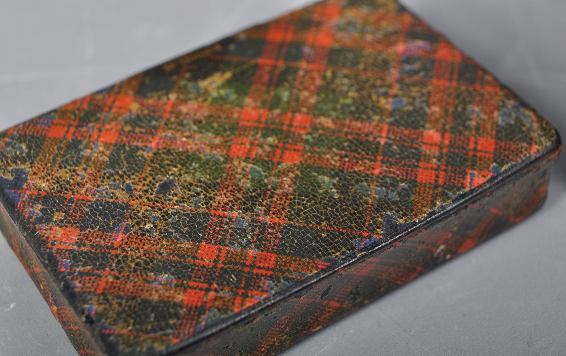 A 19TH CENTURY MAUCHLINE TARTAN WARE TRINKET BOX & SNUFF BOX - Image 4 of 7