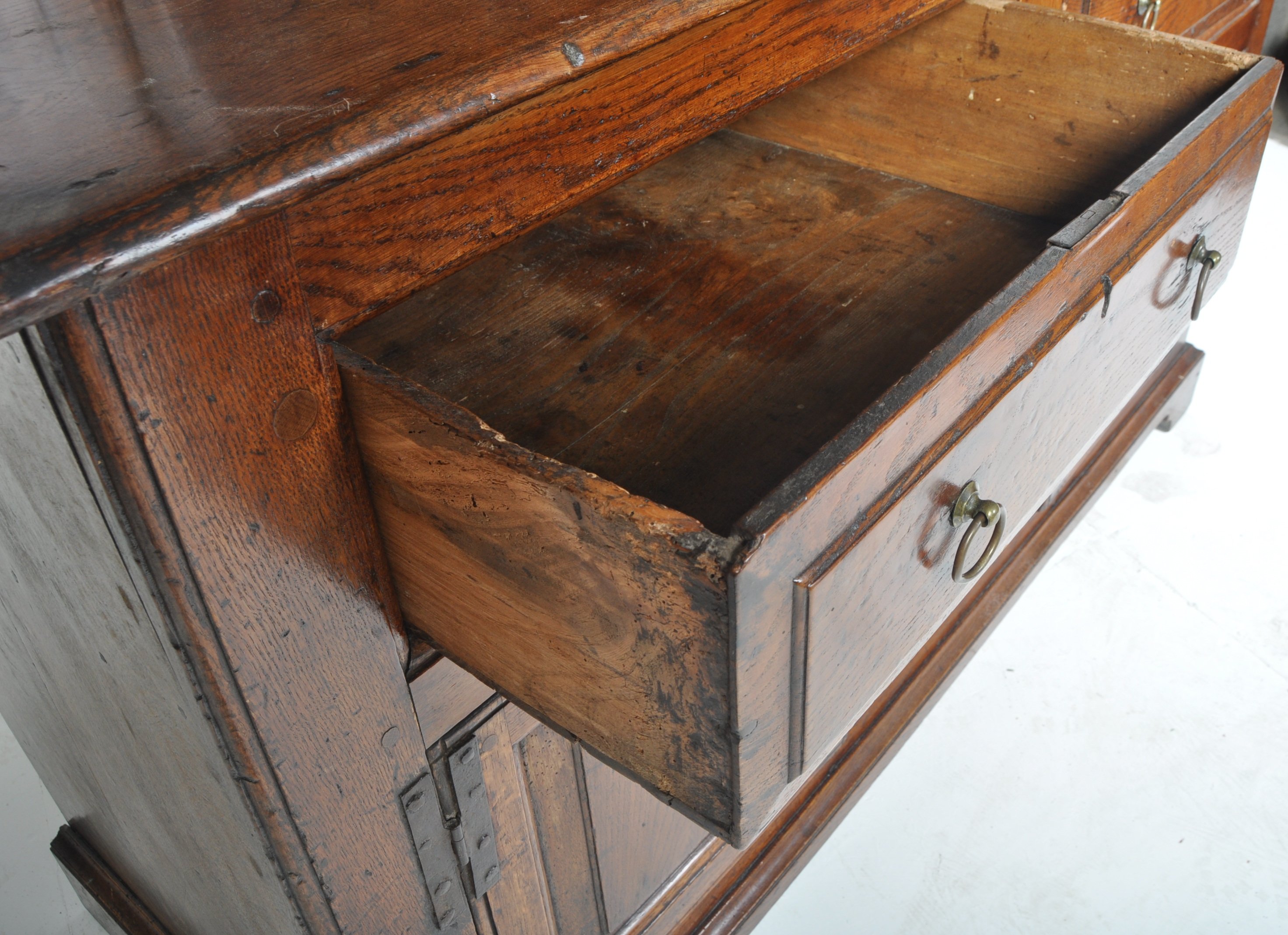 18TH CENTURY GEORGE II OAK KITCHEN DRESSER - Image 5 of 11