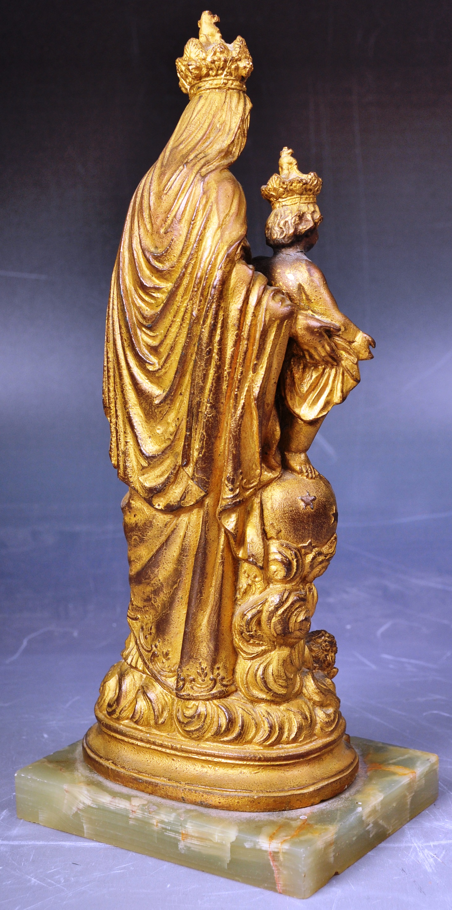 19TH CENTURY VICTORIAN ORMOLU BRONZE FIGURE OF MADONNA AND CHILD - Image 5 of 6