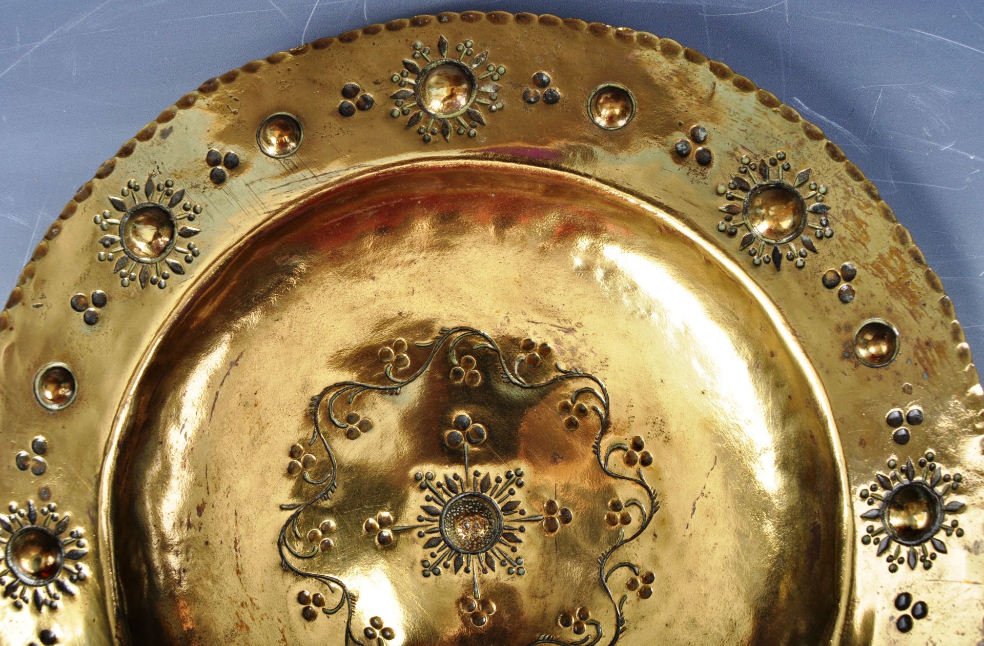 19TH CENTURY ARTS & CRAFTS GILDED BRASS DISH - Image 4 of 6