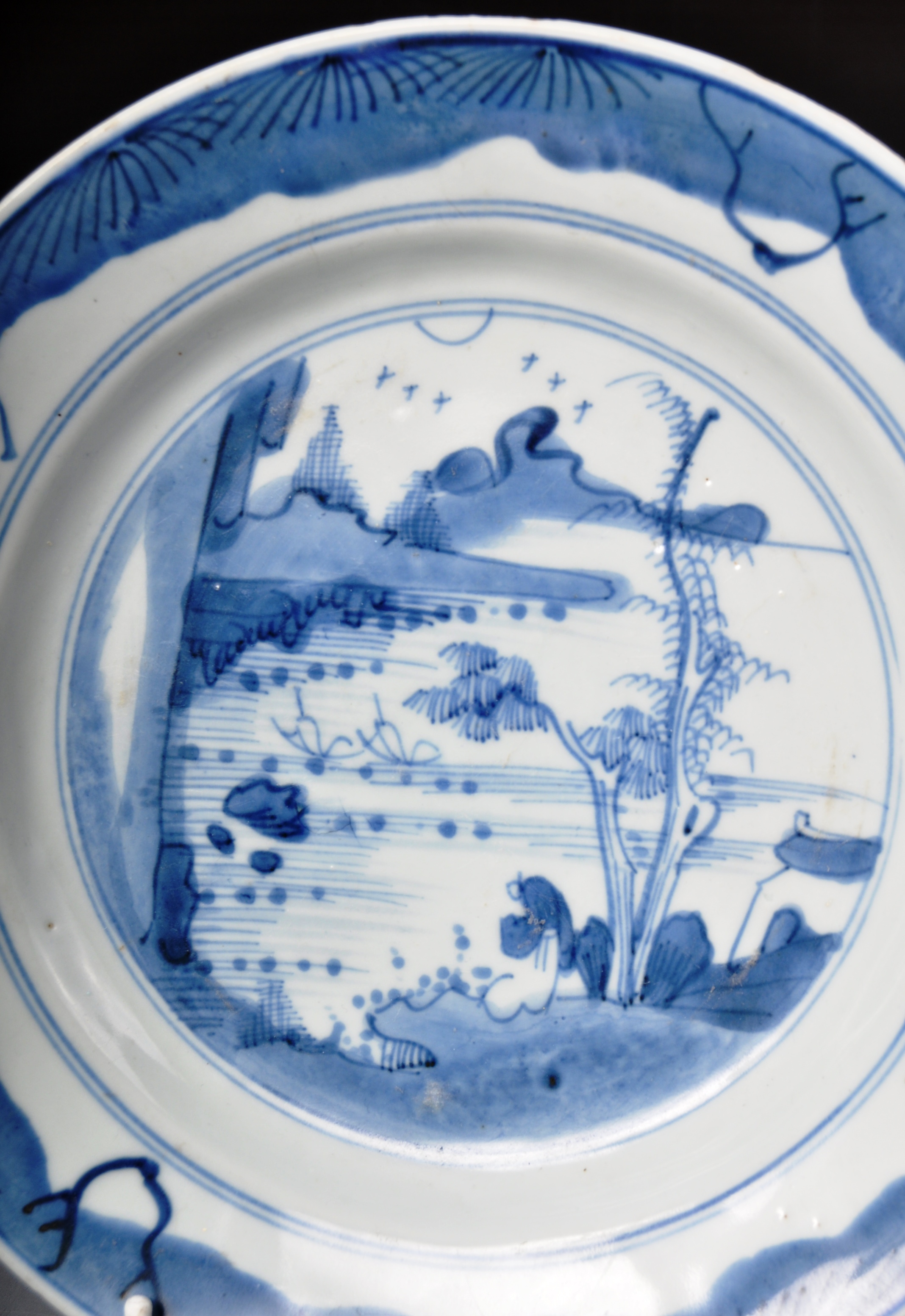 18TH CENTURY CHINESE HAND PAINTED BLUE AND WHITE PLATE - Image 2 of 7