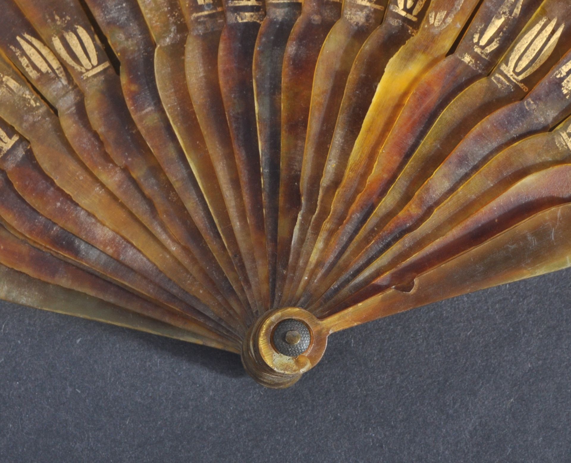 EARLY 19TH CENTURY TORTOISESHELL HAND FAN - Image 3 of 5