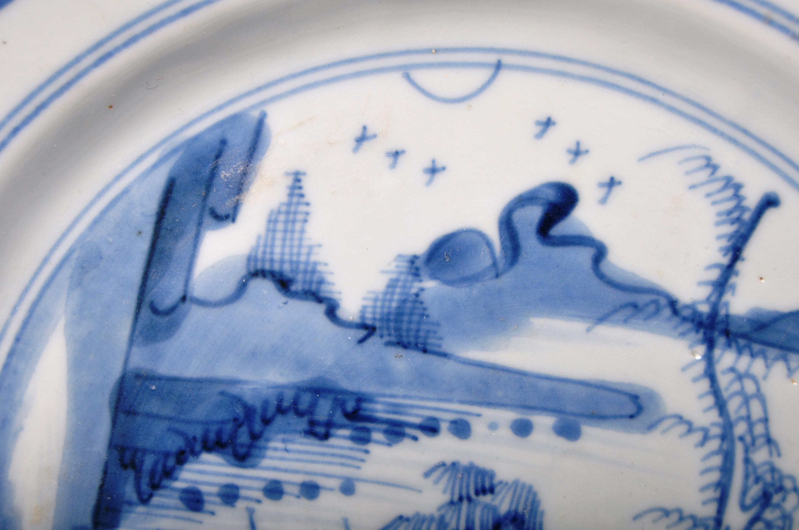 18TH CENTURY CHINESE HAND PAINTED BLUE AND WHITE PLATE - Image 4 of 7