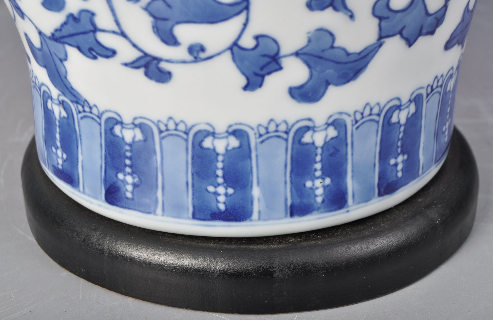 20TH CENTURY CHINESE BLUE AND WHITE POCELAIN VASE / LAMP - Bild 5 aus 7