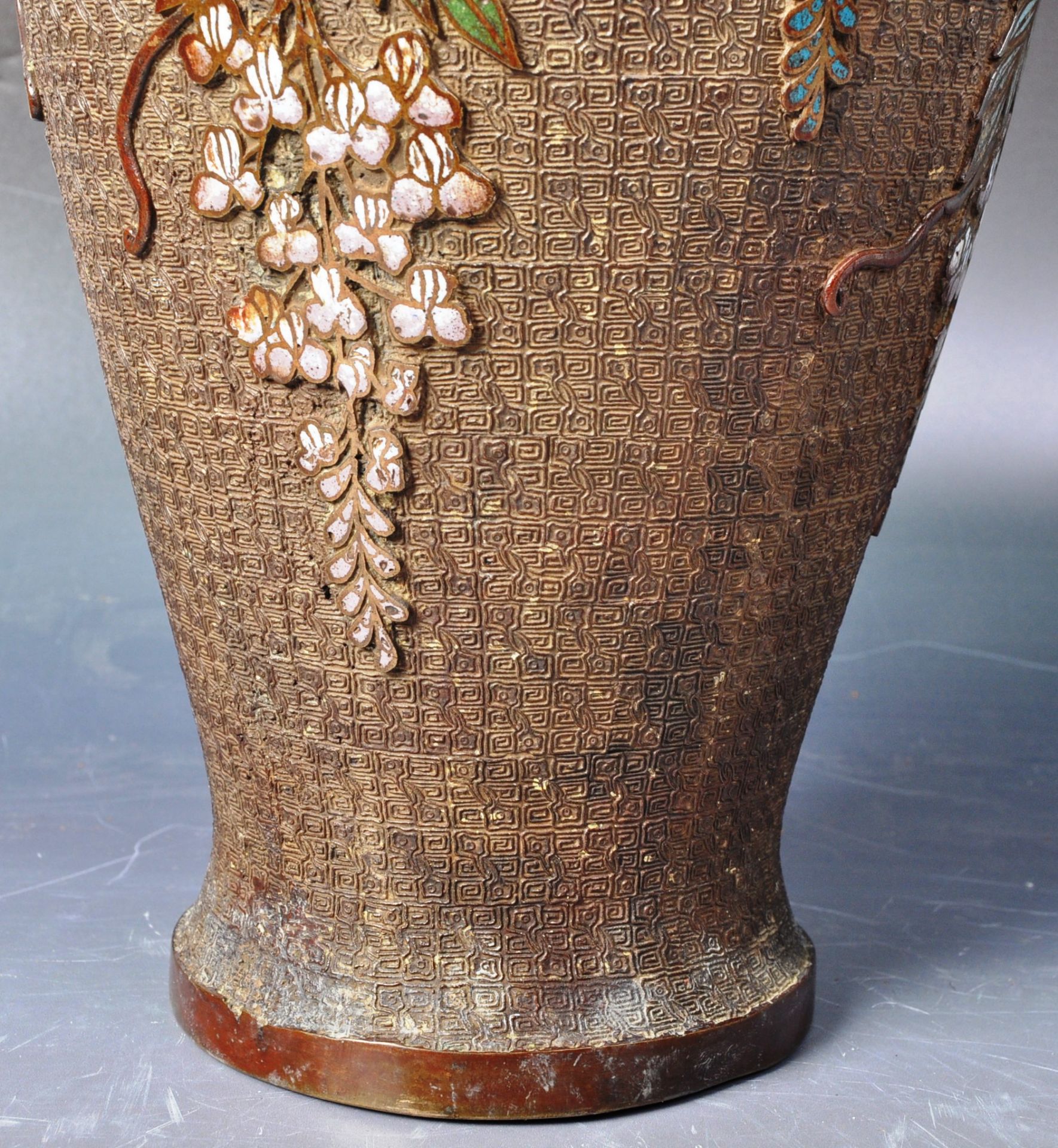 LARGE 19TH CENTURY JAPANESE WISTERIA CLOISONNE BRONZE VASE - Image 4 of 10