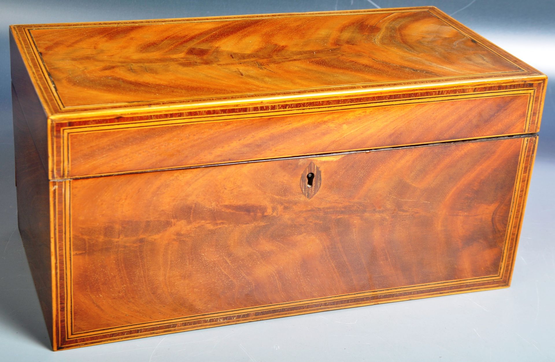 18TH CENTURY MAHOGANY AND SATINWOOD TEA CADDY - Image 2 of 10