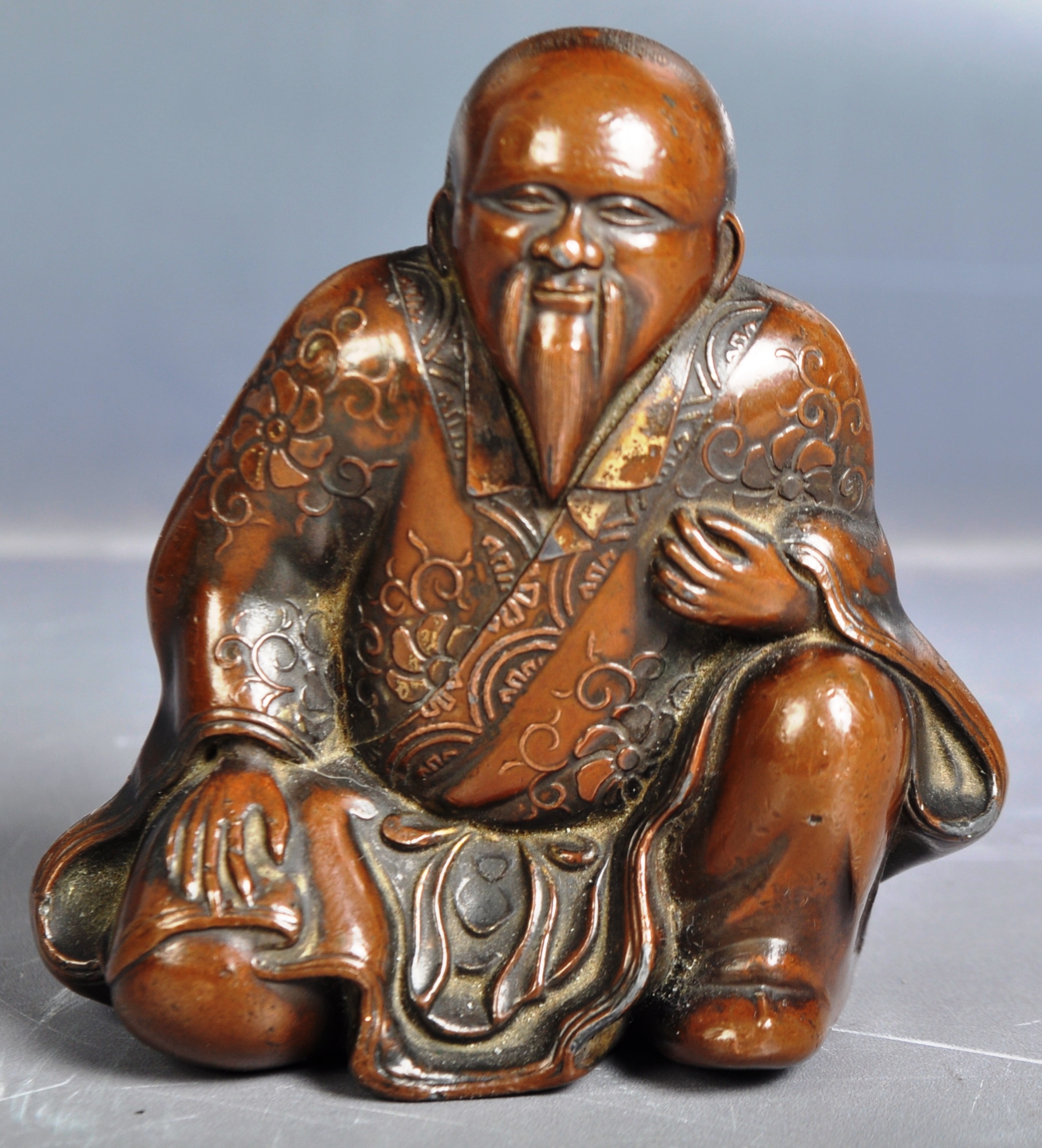 19TH CENTURY CHINESE BRONZE FIGURINE OF AN ELDER - Image 5 of 7