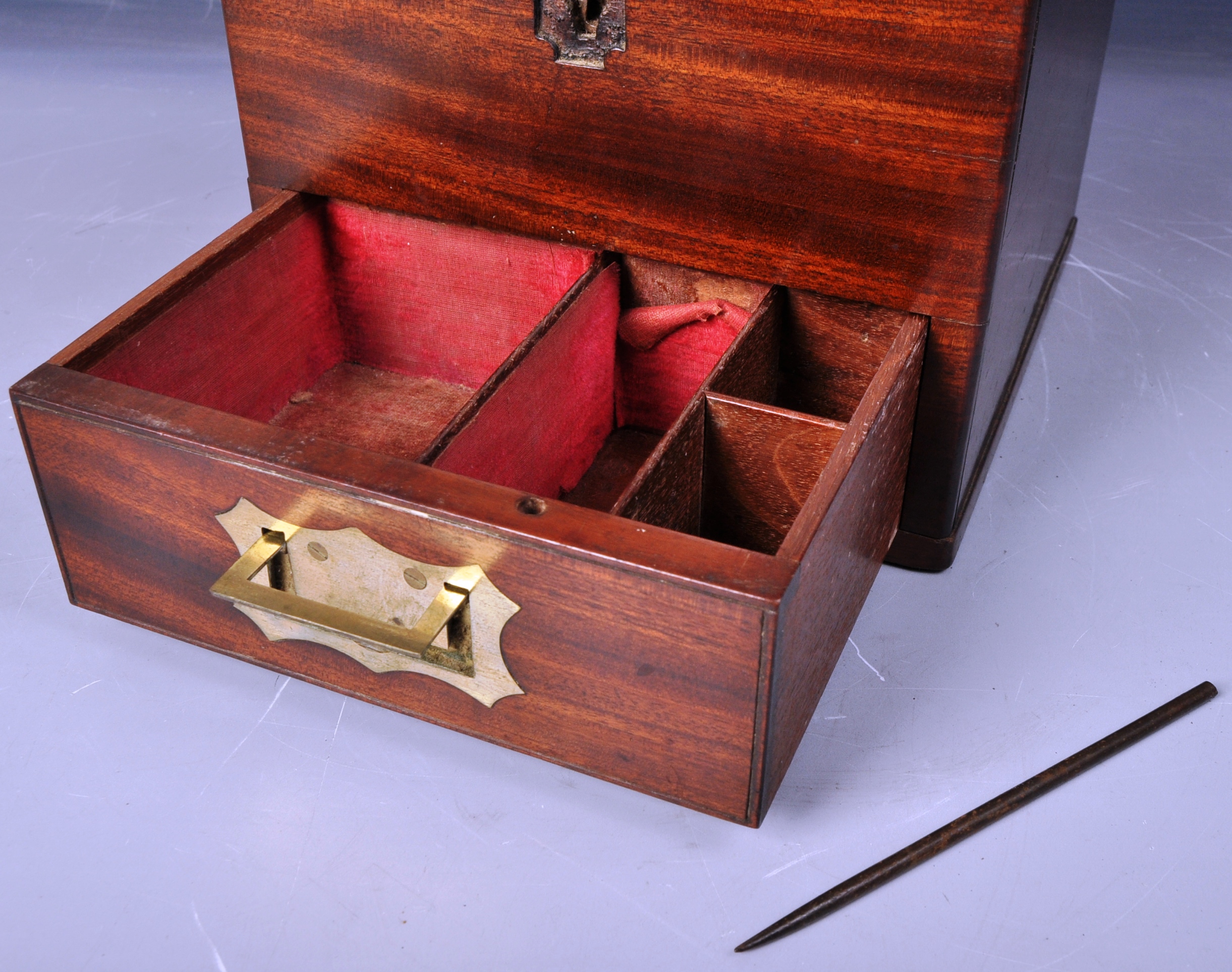 19TH CENTURY MAHOGANY CAMPAIGN APOTHECARY BOX - Image 7 of 8