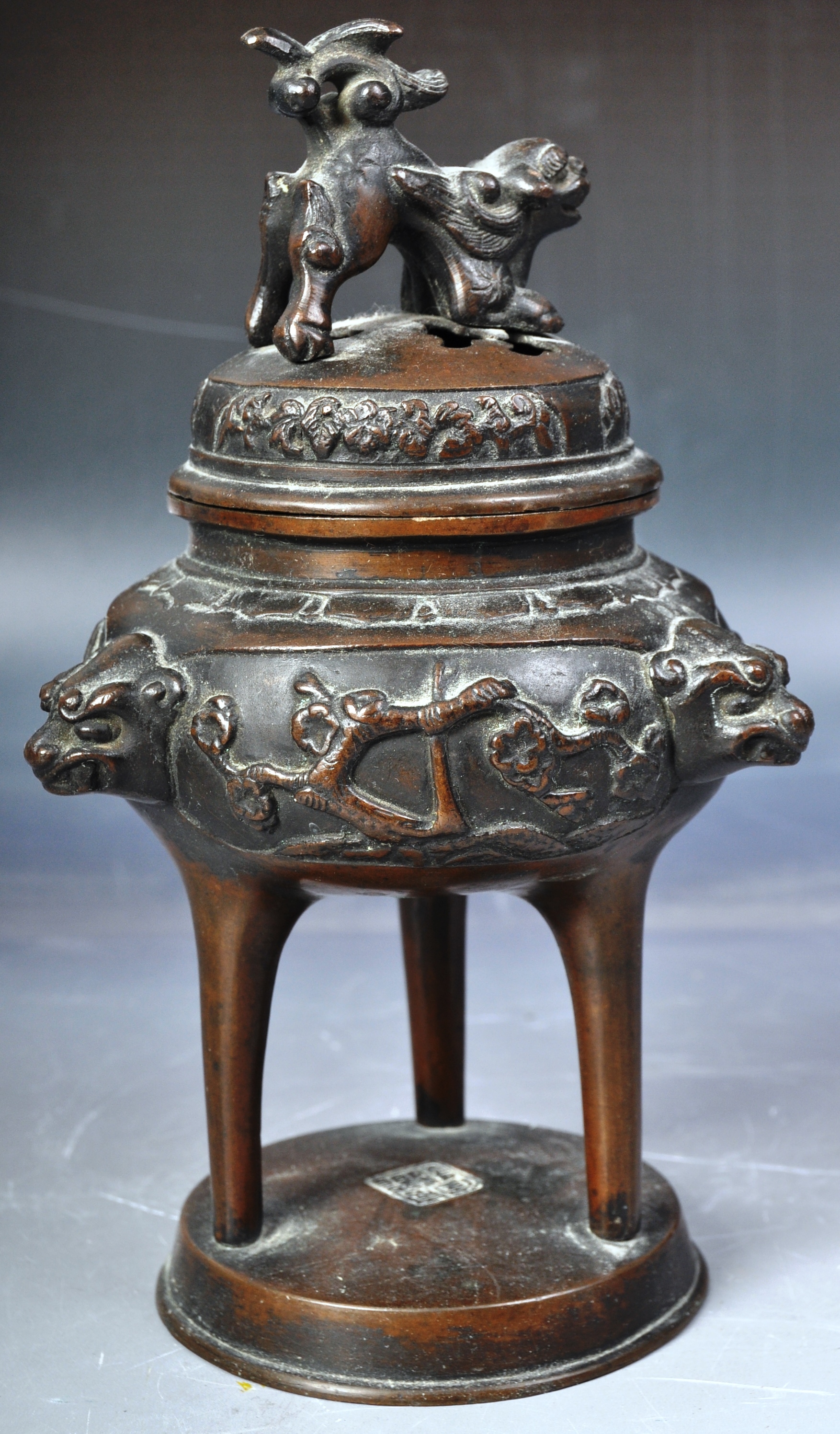 19TH CENTURY CHINESE BRONZE TRIPOD CENSER BOWL - Image 6 of 7