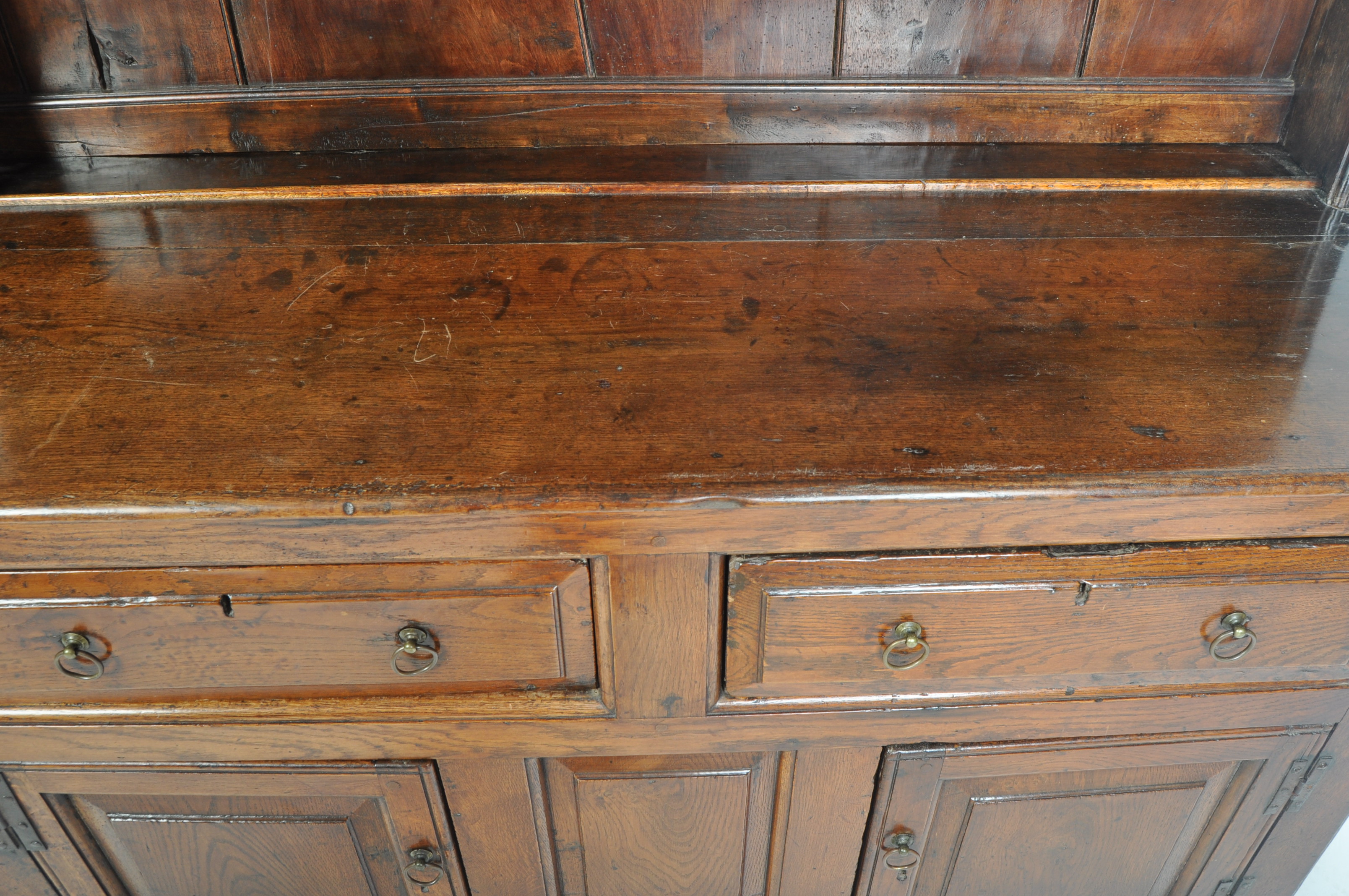 18TH CENTURY GEORGE II OAK KITCHEN DRESSER - Image 4 of 11