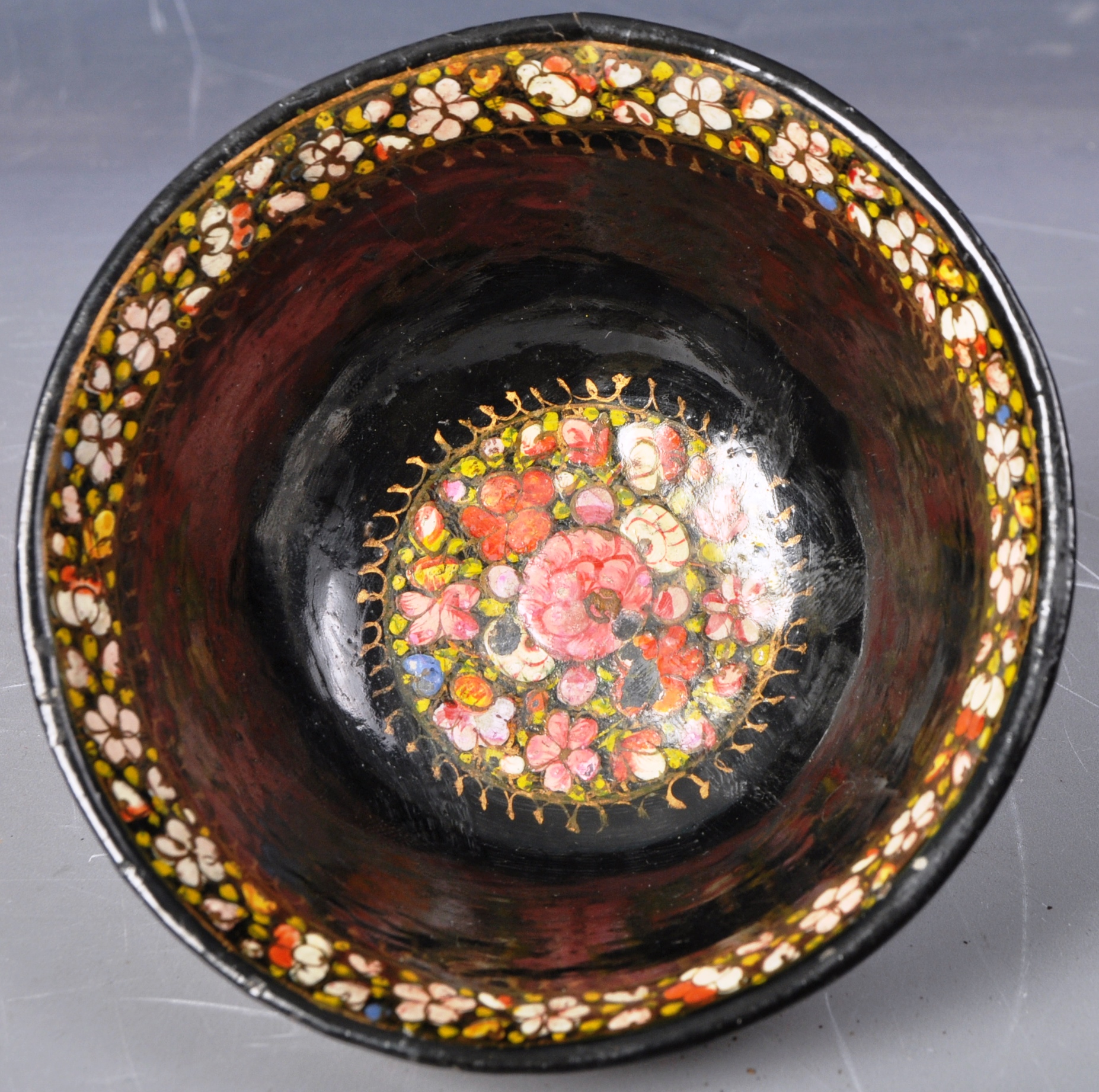 LATE 19TH CENTURY INDIAN KASHMIR PAPIER MACHE PAINTED BOWL - Image 3 of 7