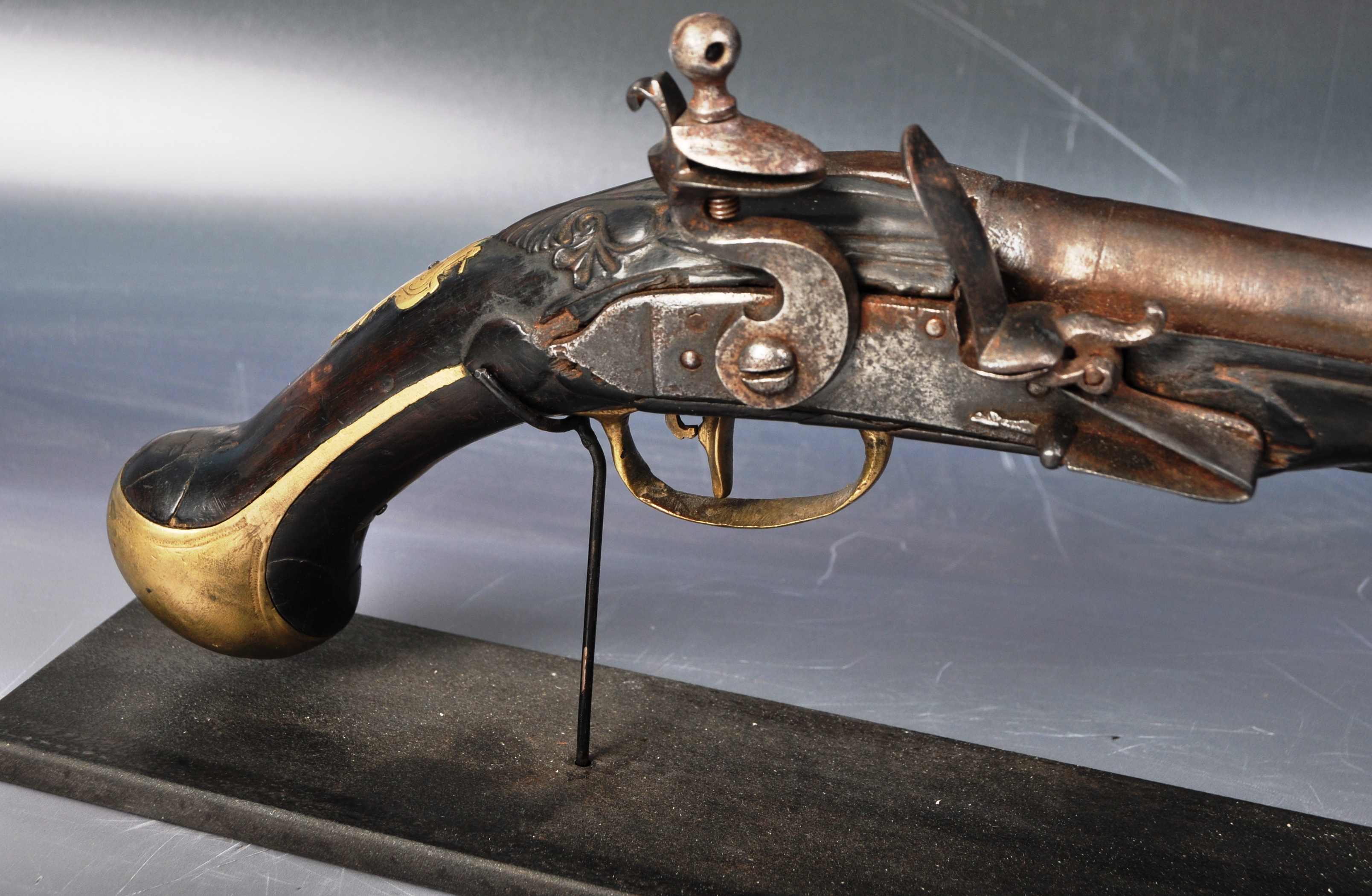 18TH CENTURY BELGIUM FLINTLOCK PISTOL ON STAND - Image 2 of 6