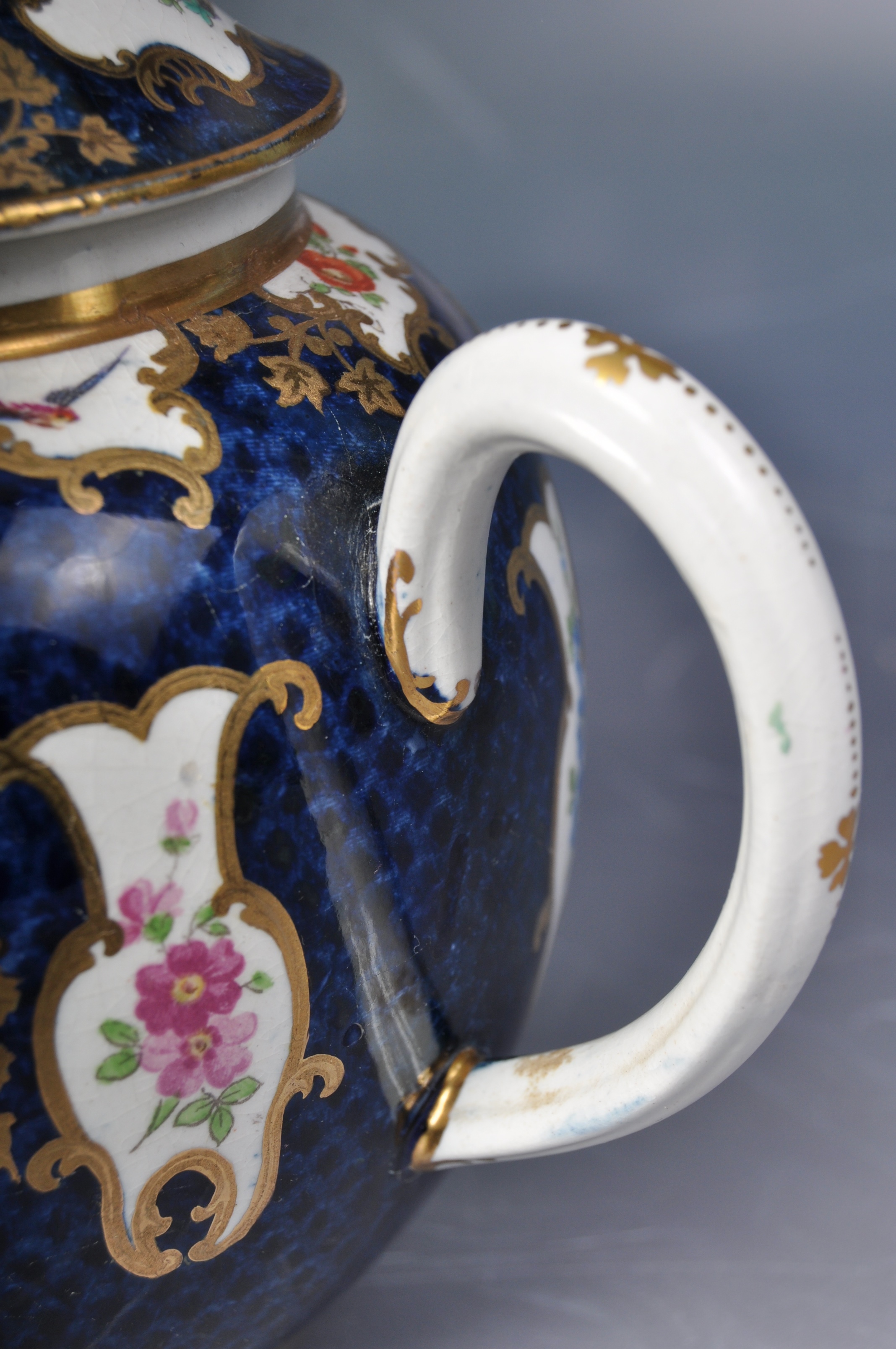 18TH CENTURY GEORGE III WORCESTER HAND PAINTED TEAPOT - Image 4 of 8