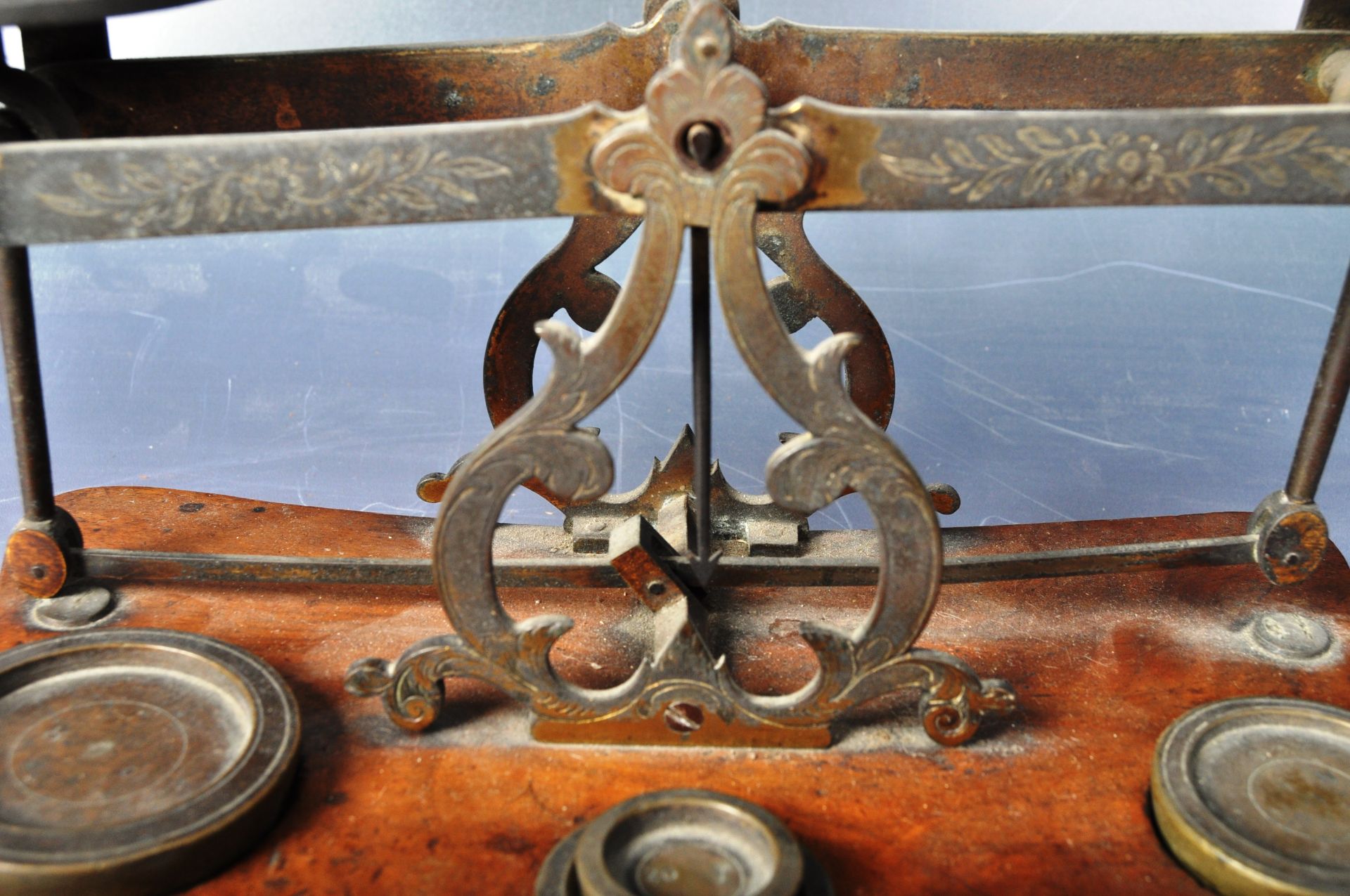 19TH CENTURY VICTORIAN WALNUT & BRASS POSTAL SCALES - Bild 9 aus 10