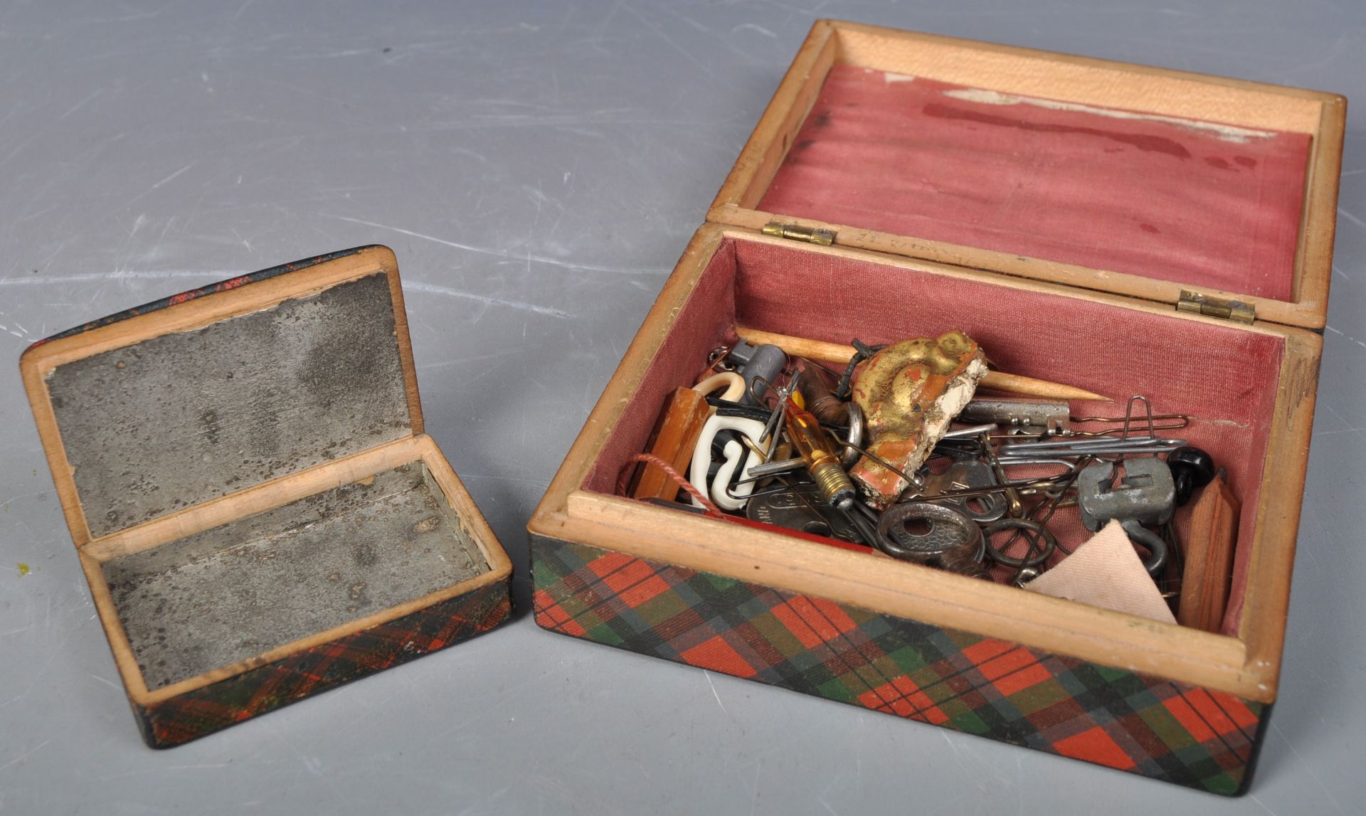 A 19TH CENTURY MAUCHLINE TARTAN WARE TRINKET BOX & SNUFF BOX - Image 5 of 7