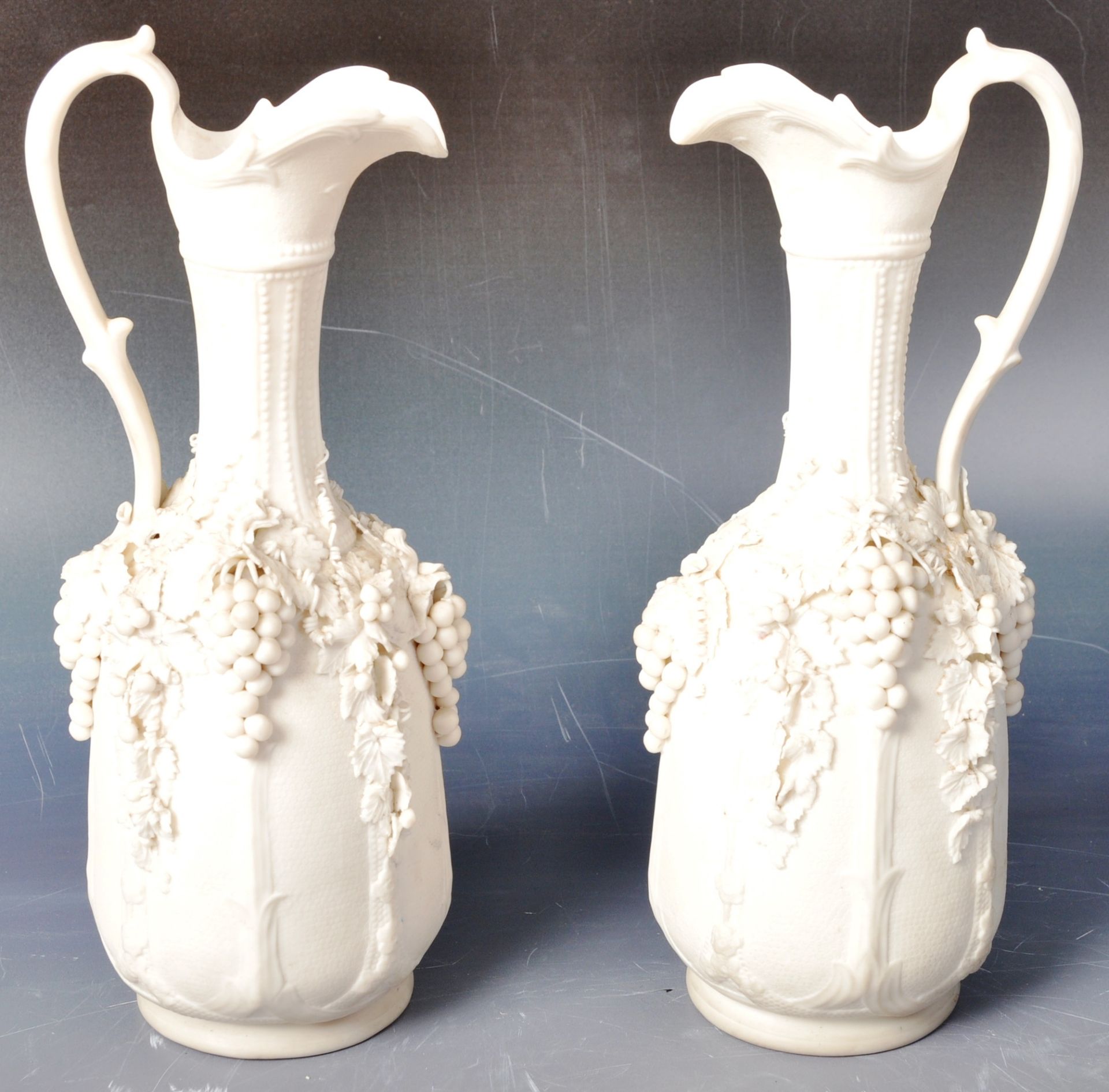 PAIR OF 19TH CENTURY PARIAN WARE JUGS ADORNED WITH GRAPES - Bild 2 aus 9