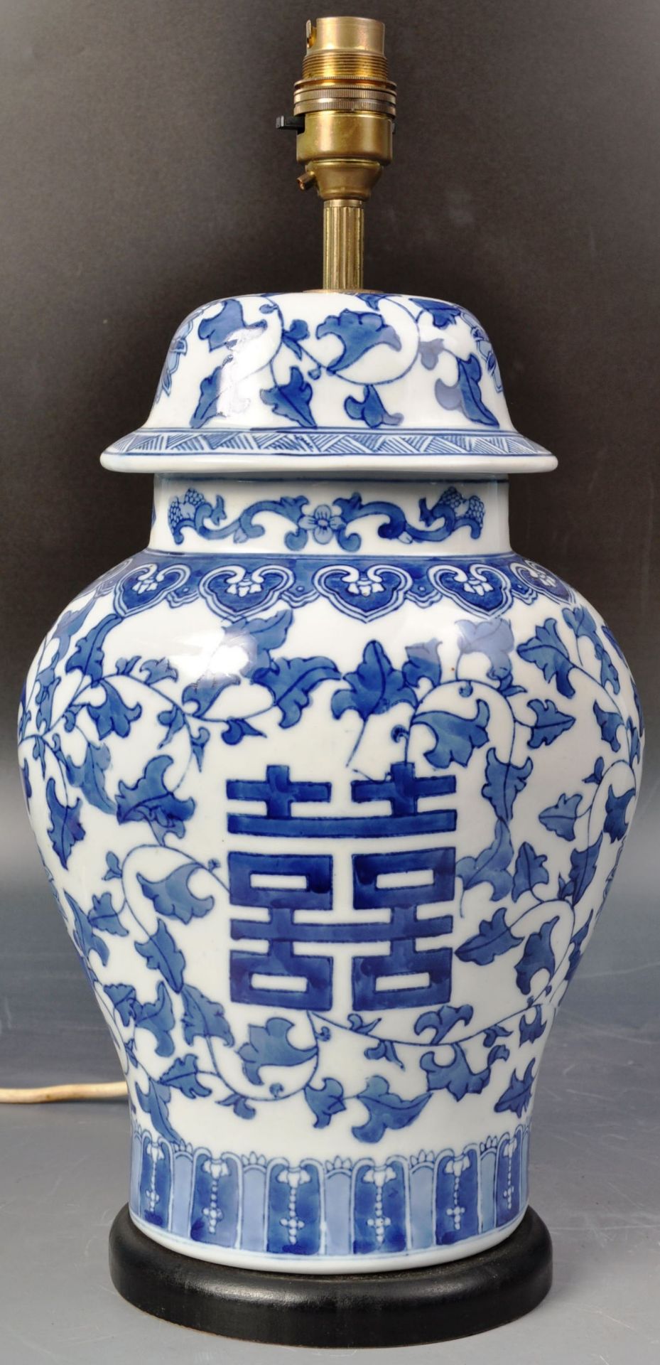 20TH CENTURY CHINESE BLUE AND WHITE POCELAIN VASE / LAMP