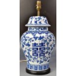 20TH CENTURY CHINESE BLUE AND WHITE POCELAIN VASE / LAMP