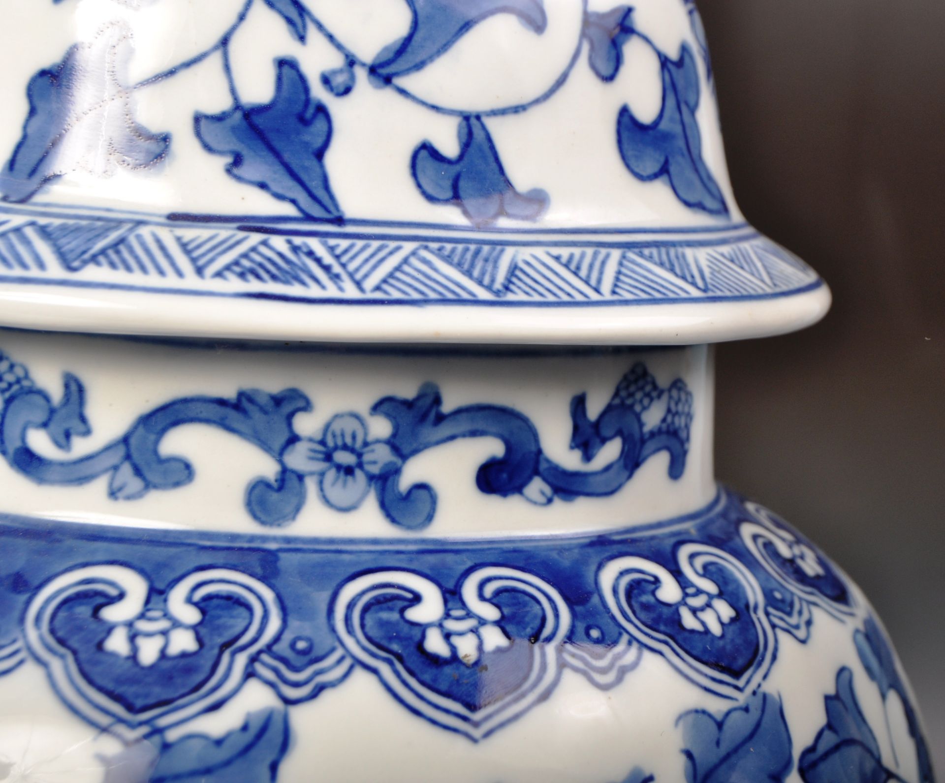 20TH CENTURY CHINESE BLUE AND WHITE POCELAIN VASE / LAMP - Bild 3 aus 7