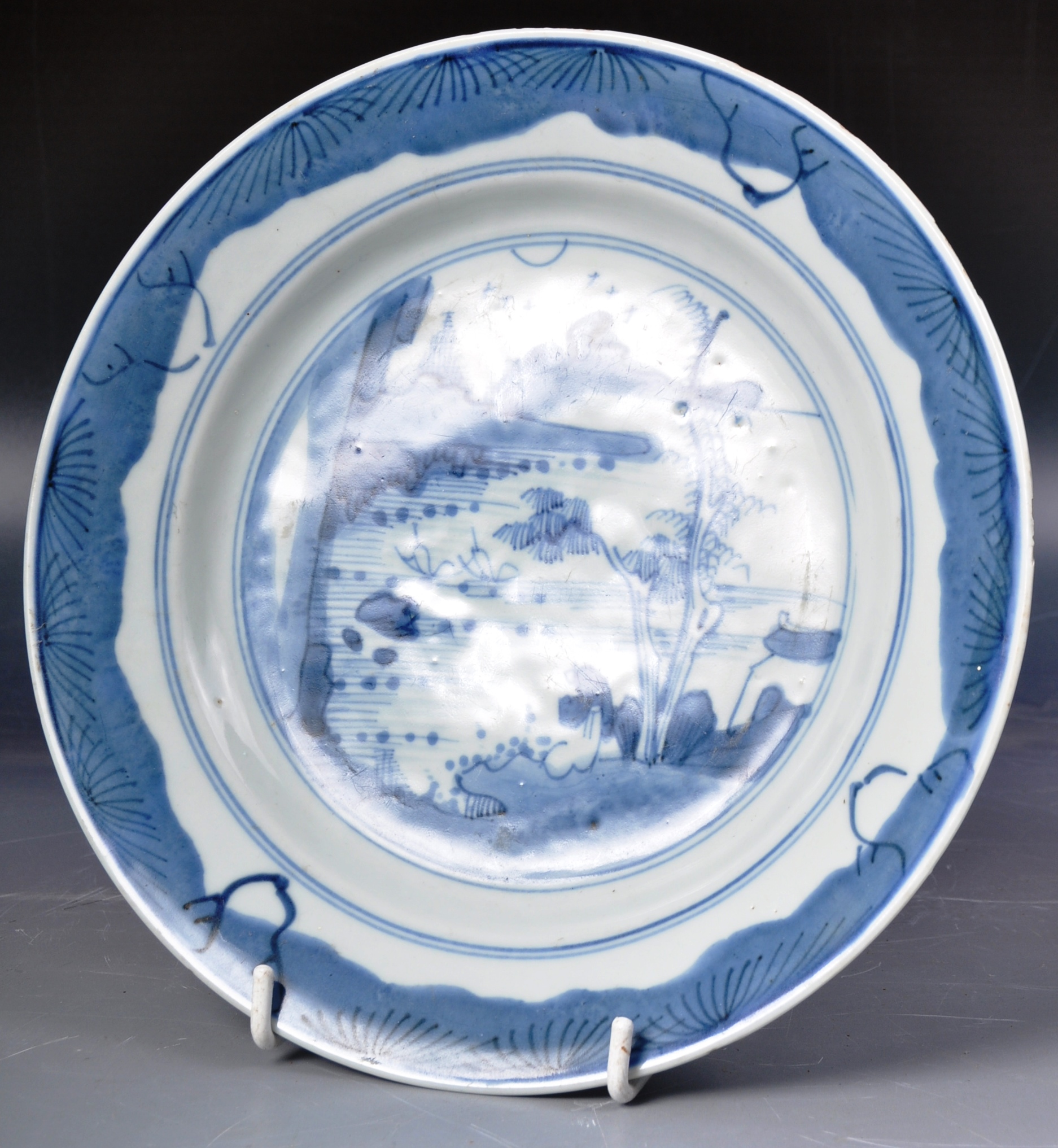 18TH CENTURY CHINESE HAND PAINTED BLUE AND WHITE PLATE