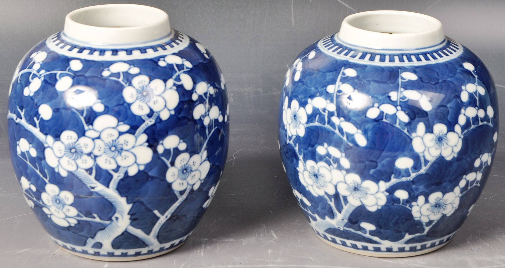 PAIR OF 19TH CENTURY KANGXI MARK CHINESE BLUE & WHITE PRUNUS GINGER JARS - Bild 2 aus 7