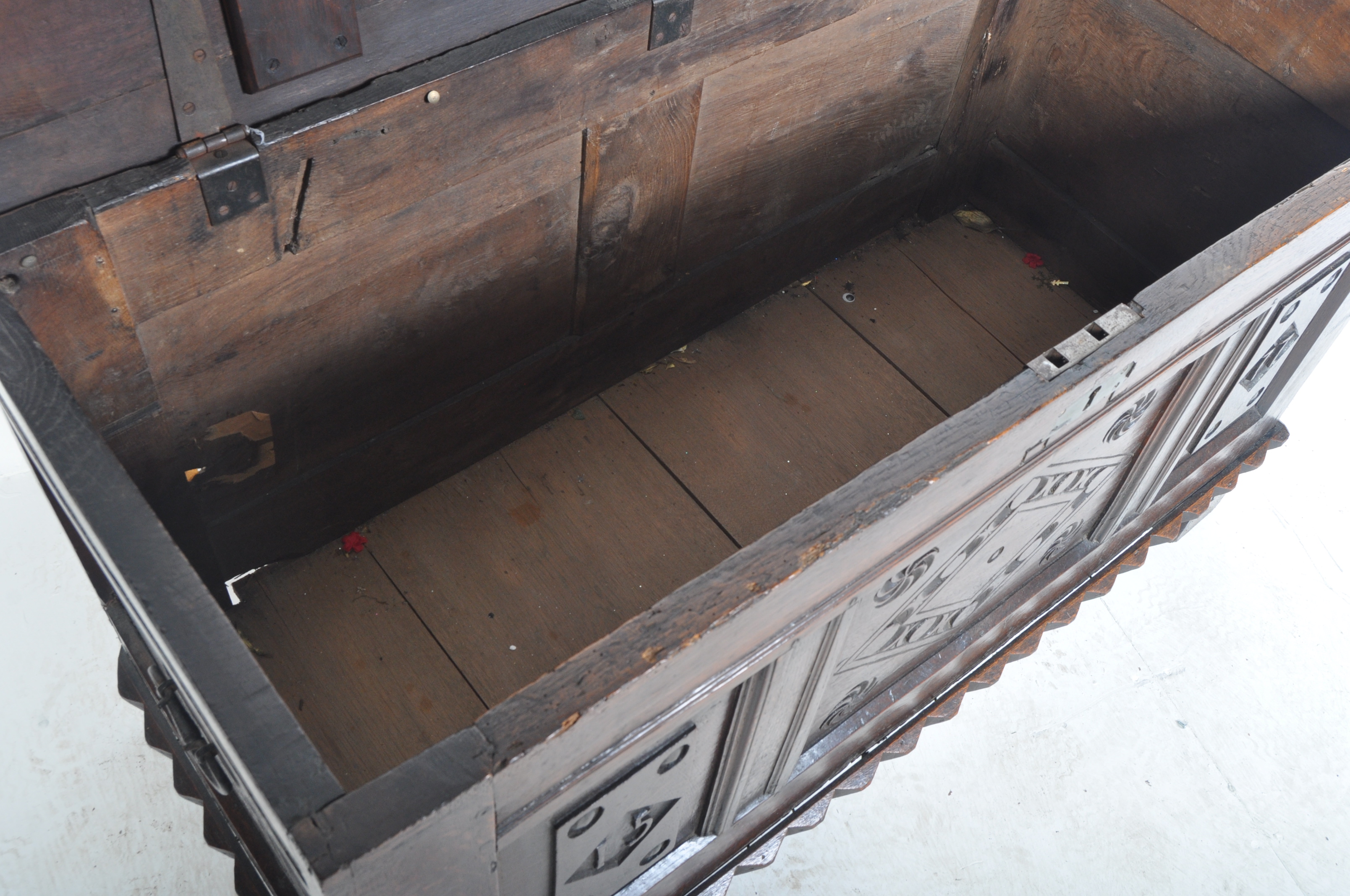 18TH CENTURY OAK COFFER WITH CARVED FIELDED PANELS - Image 5 of 19