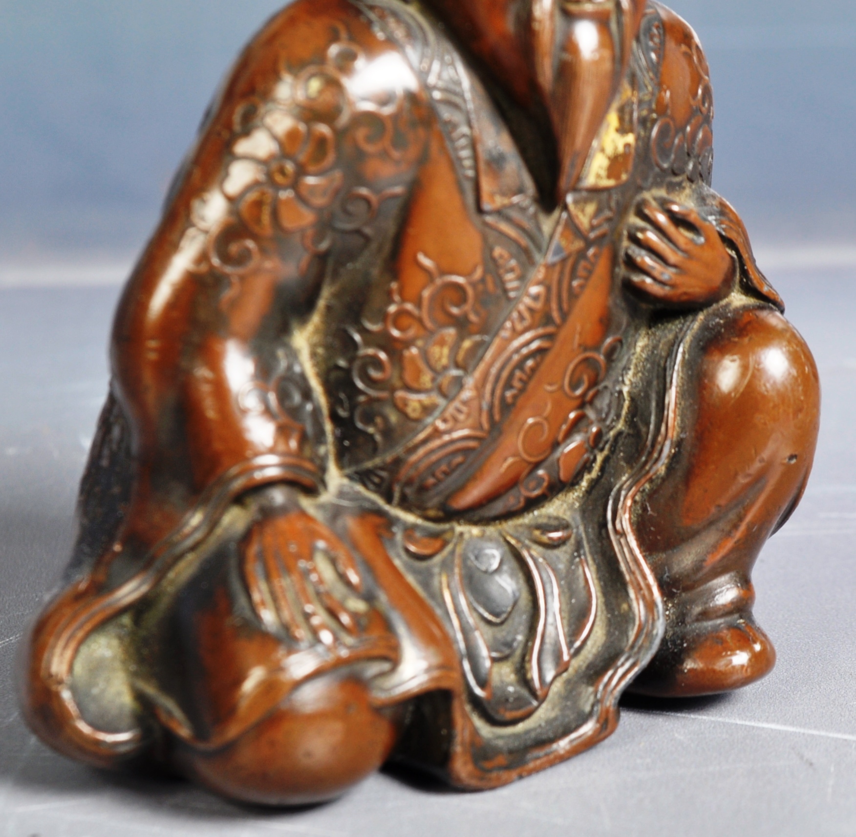 19TH CENTURY CHINESE BRONZE FIGURINE OF AN ELDER - Image 4 of 7